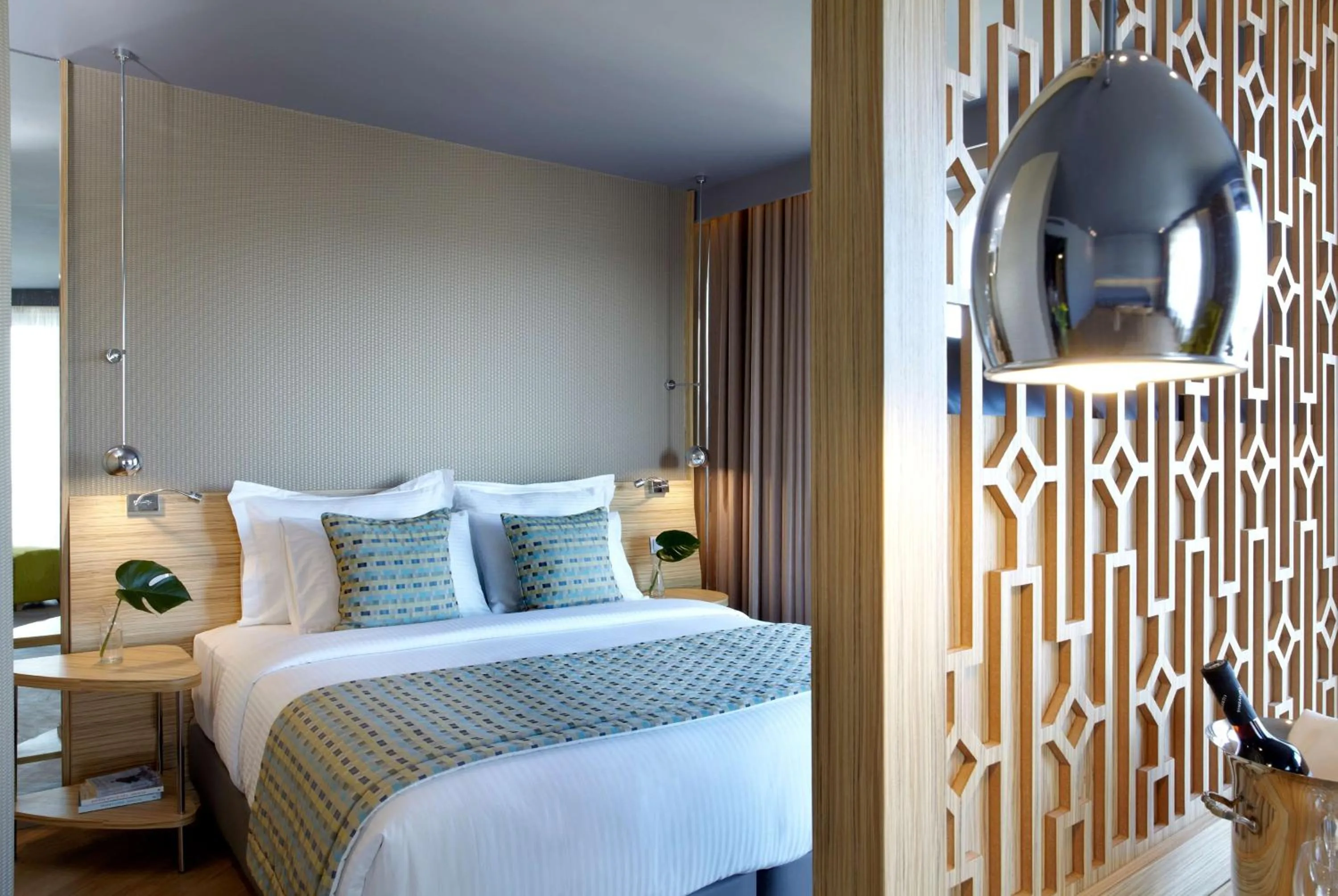 Photo of the whole room, Bed in Zeus Wyndham Grand Athens