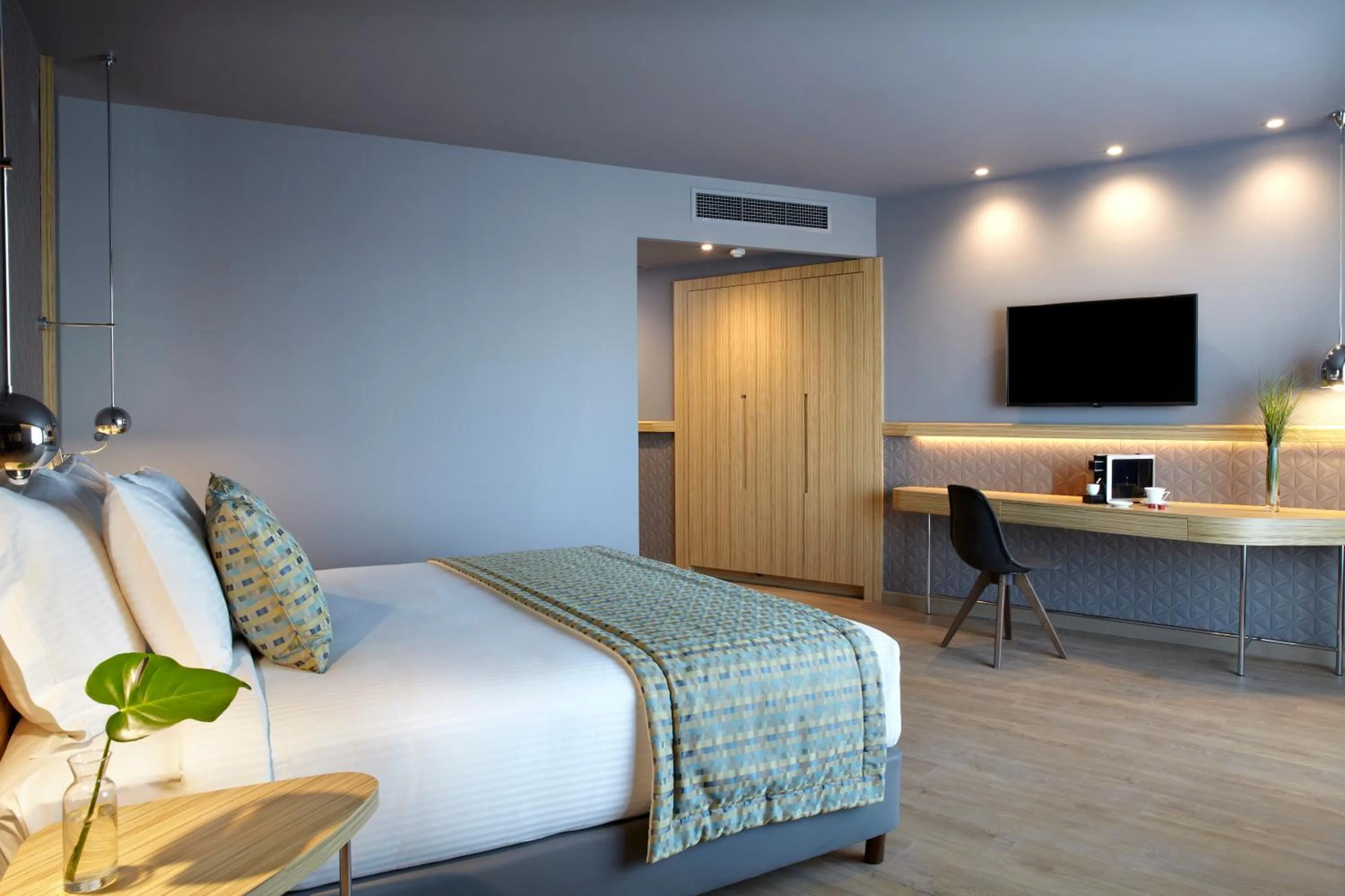 Bed in Zeus Wyndham Grand Athens