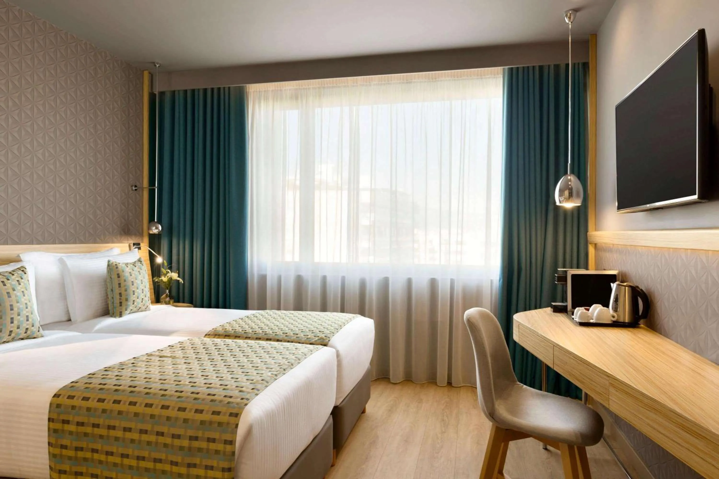 Photo of the whole room, Bed in Zeus Wyndham Grand Athens