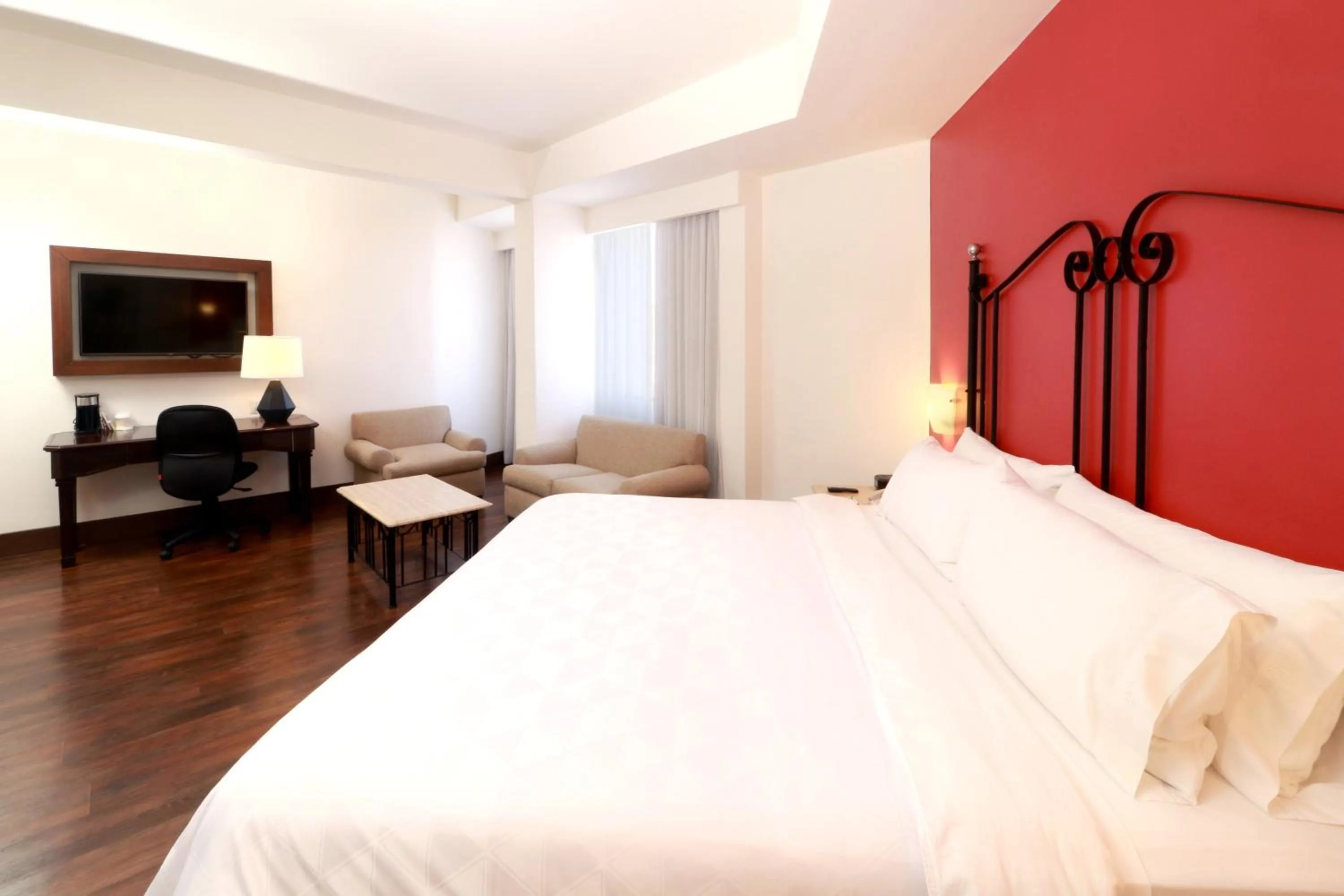 Photo of the whole room, Bed in Holiday Inn Hotel & Suites Centro Historico by IHG