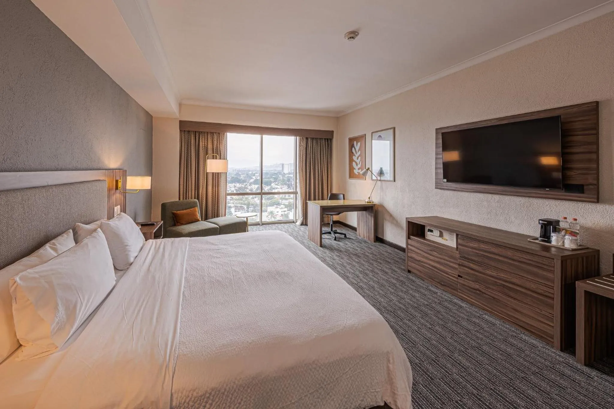 Photo of the whole room, Bed in Holiday Inn Guadalajara Select by IHG