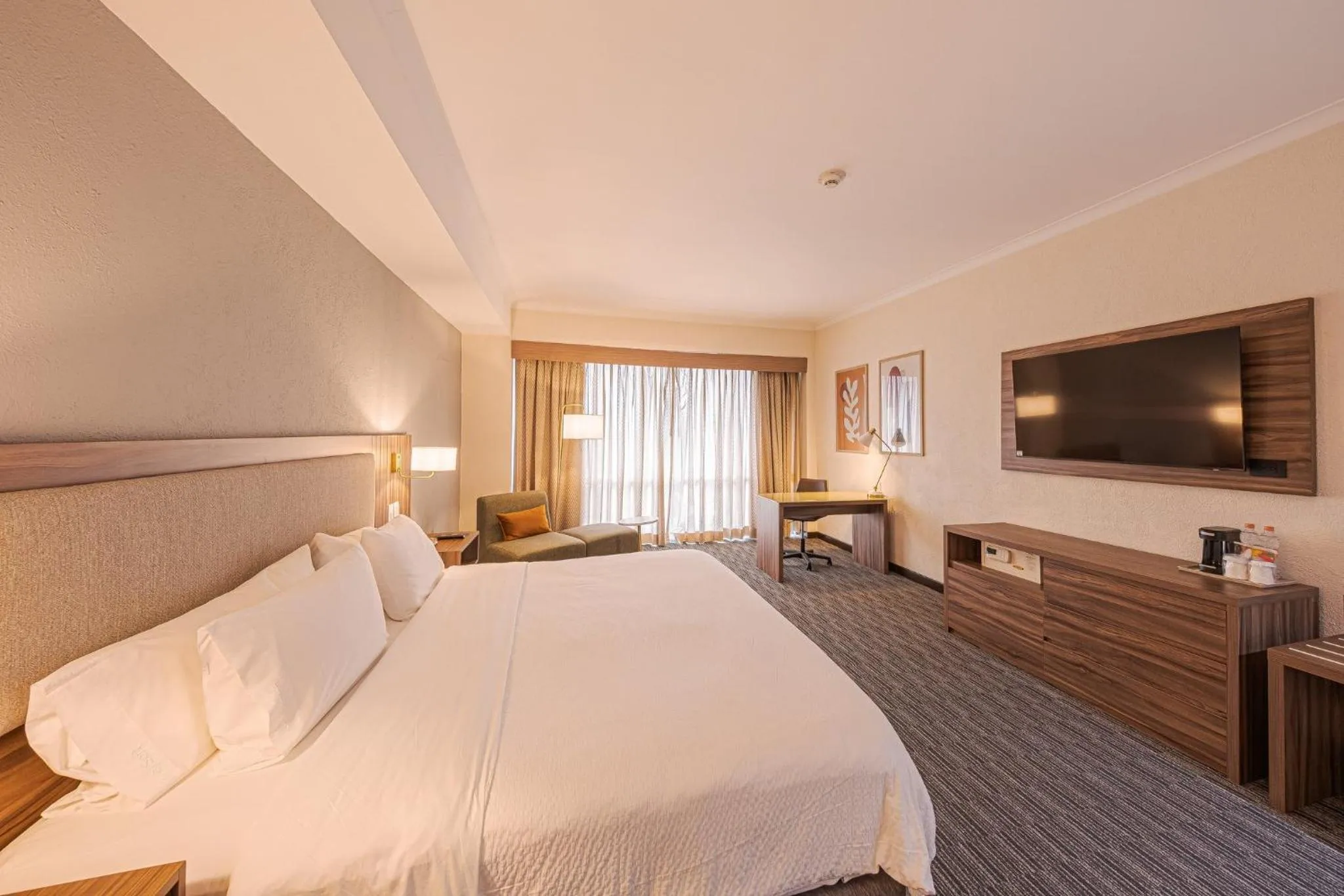 Photo of the whole room, Bed in Holiday Inn Guadalajara Select by IHG