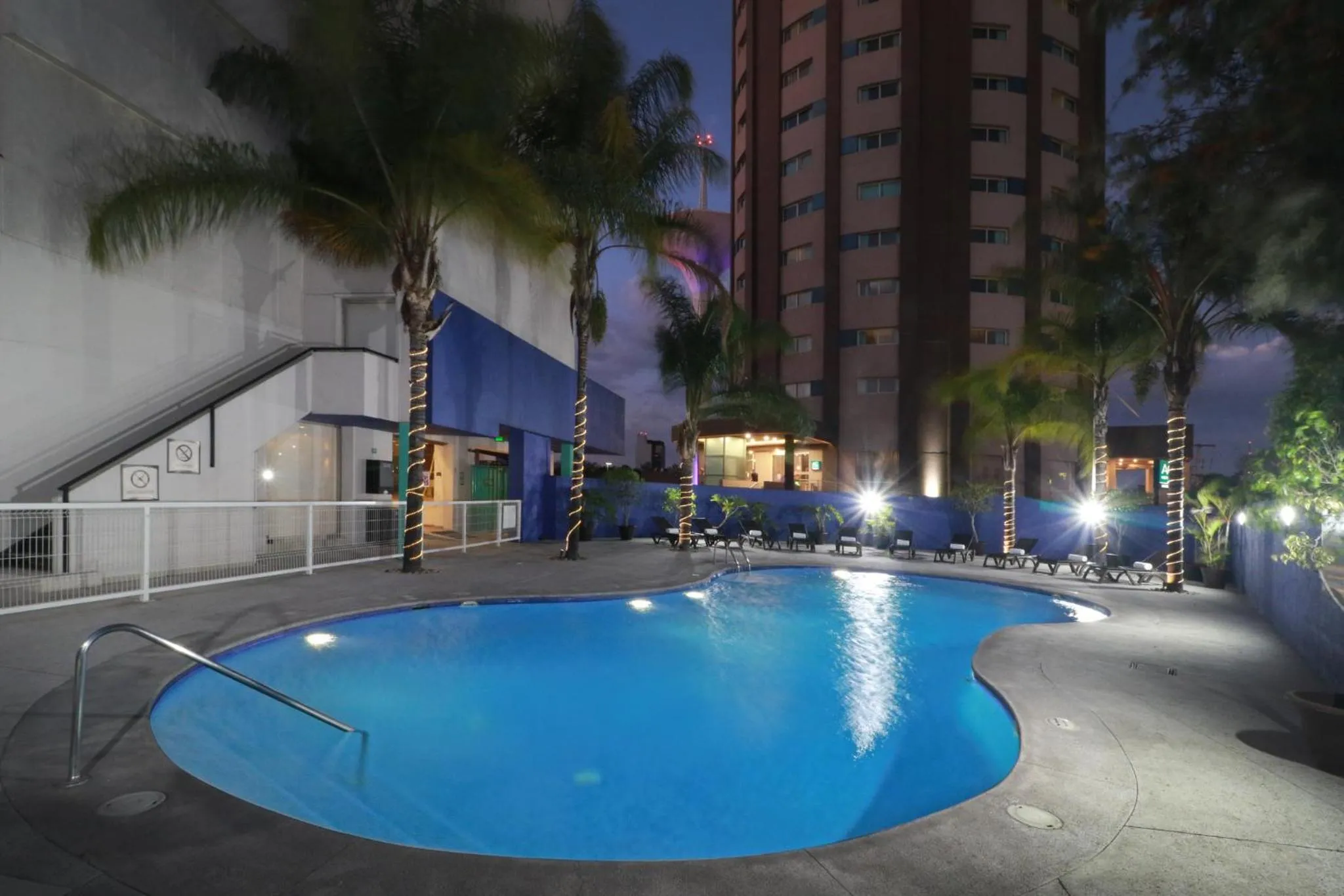 Swimming pool in Staybridge Suites Guadalajara Expo by IHG