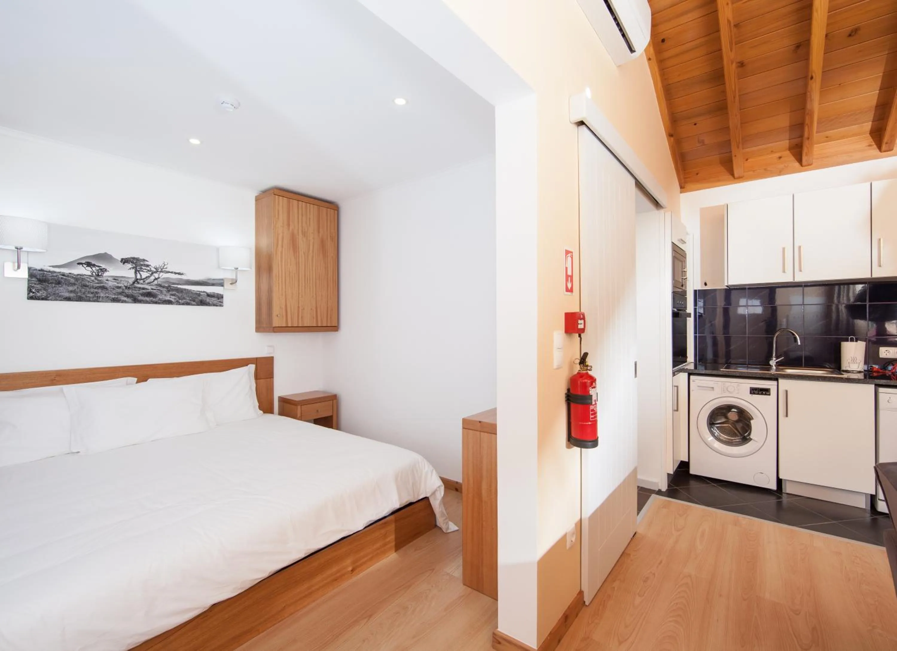 Kitchen or kitchenette, Bed in Aldeia das Adegas