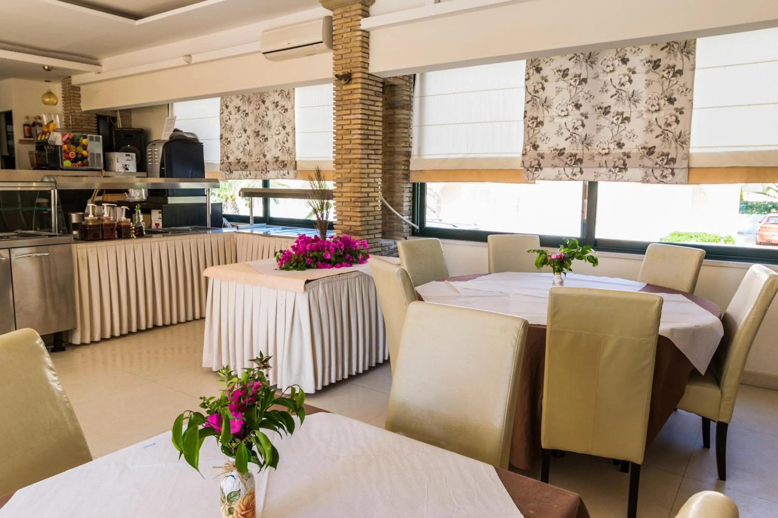 Communal lounge/ TV room in Zante Plaza Hotel & Apartments