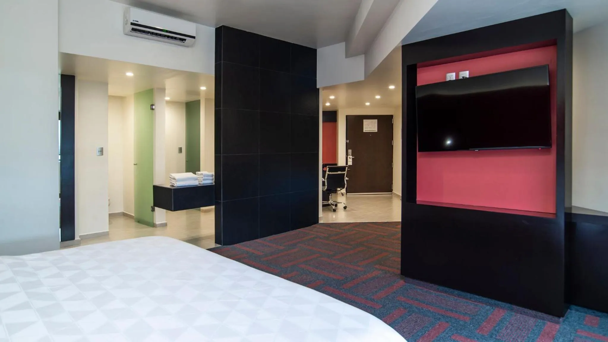 Photo of the whole room, Bed in Holiday Inn Mexico Dali Airport by IHG