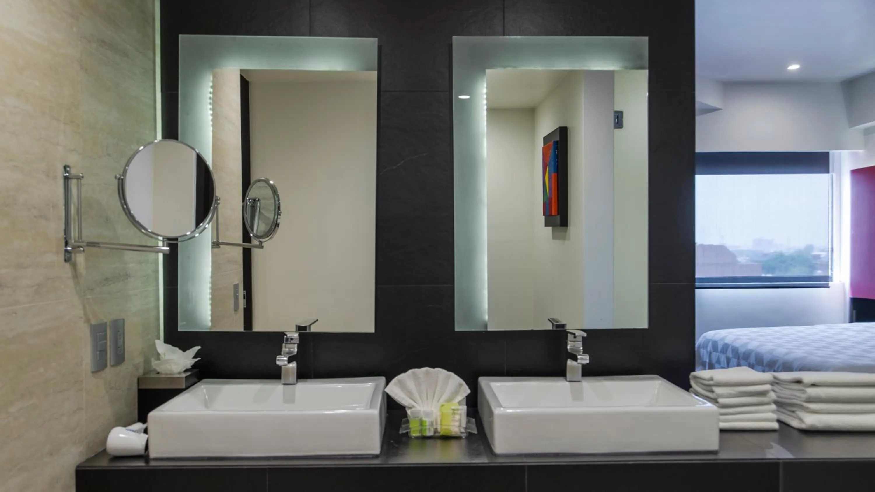 Photo of the whole room in Holiday Inn Mexico Dali Airport by IHG