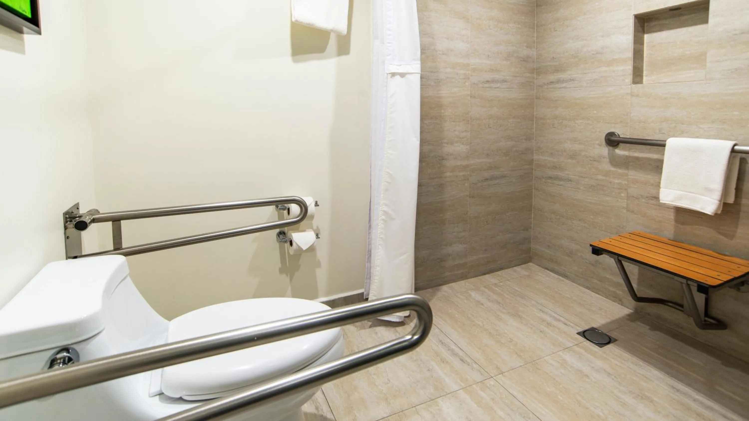 Bathroom in Holiday Inn Mexico Dali Airport by IHG