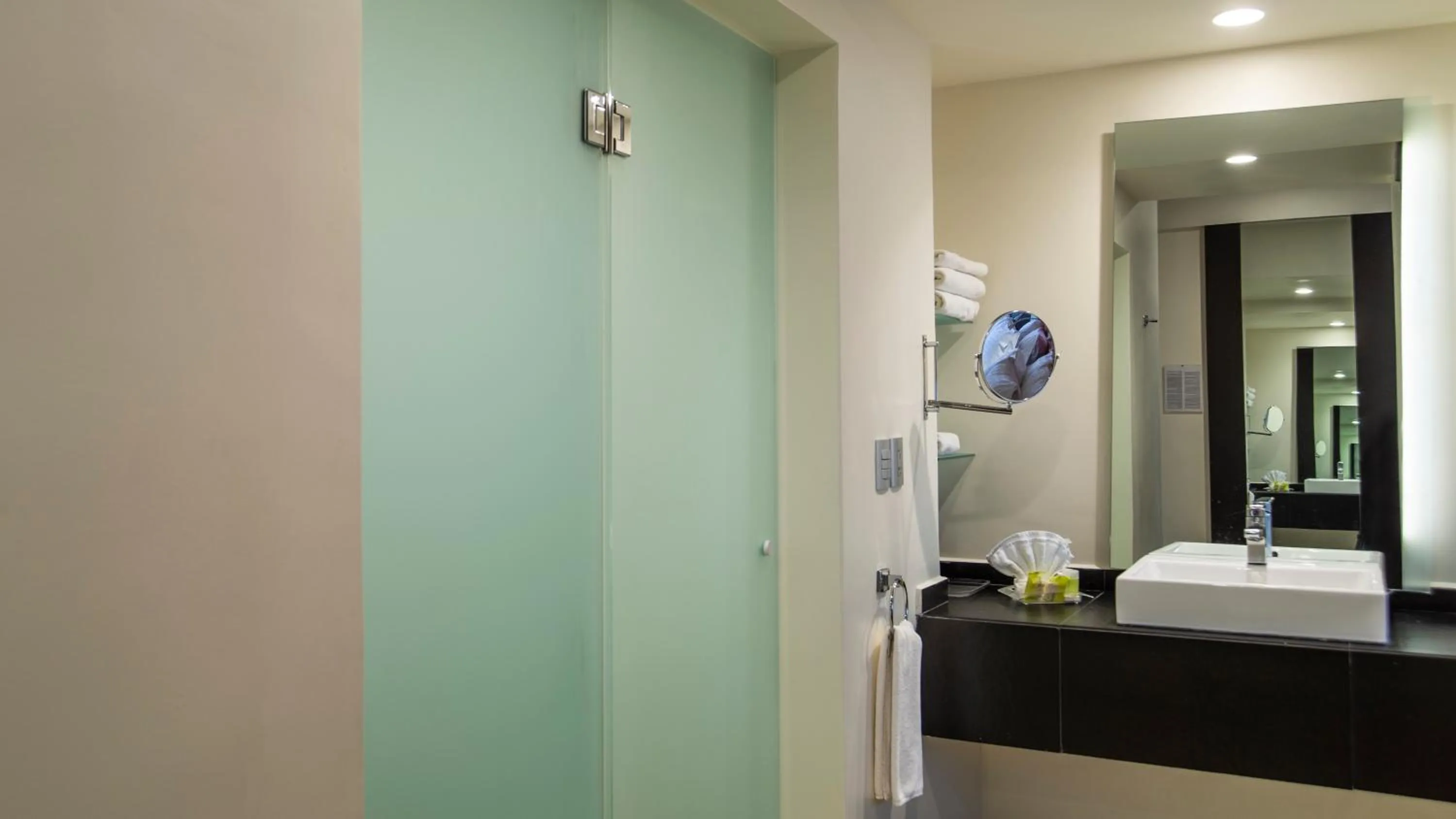 Bathroom in Holiday Inn Mexico Dali Airport by IHG