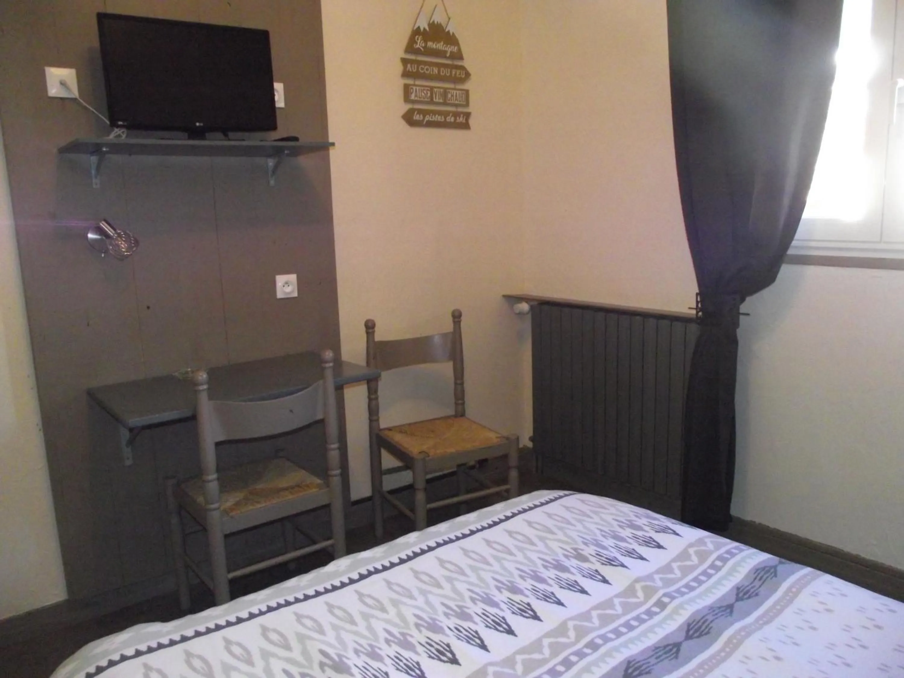 TV and multimedia, Bed in Hotel Valérie