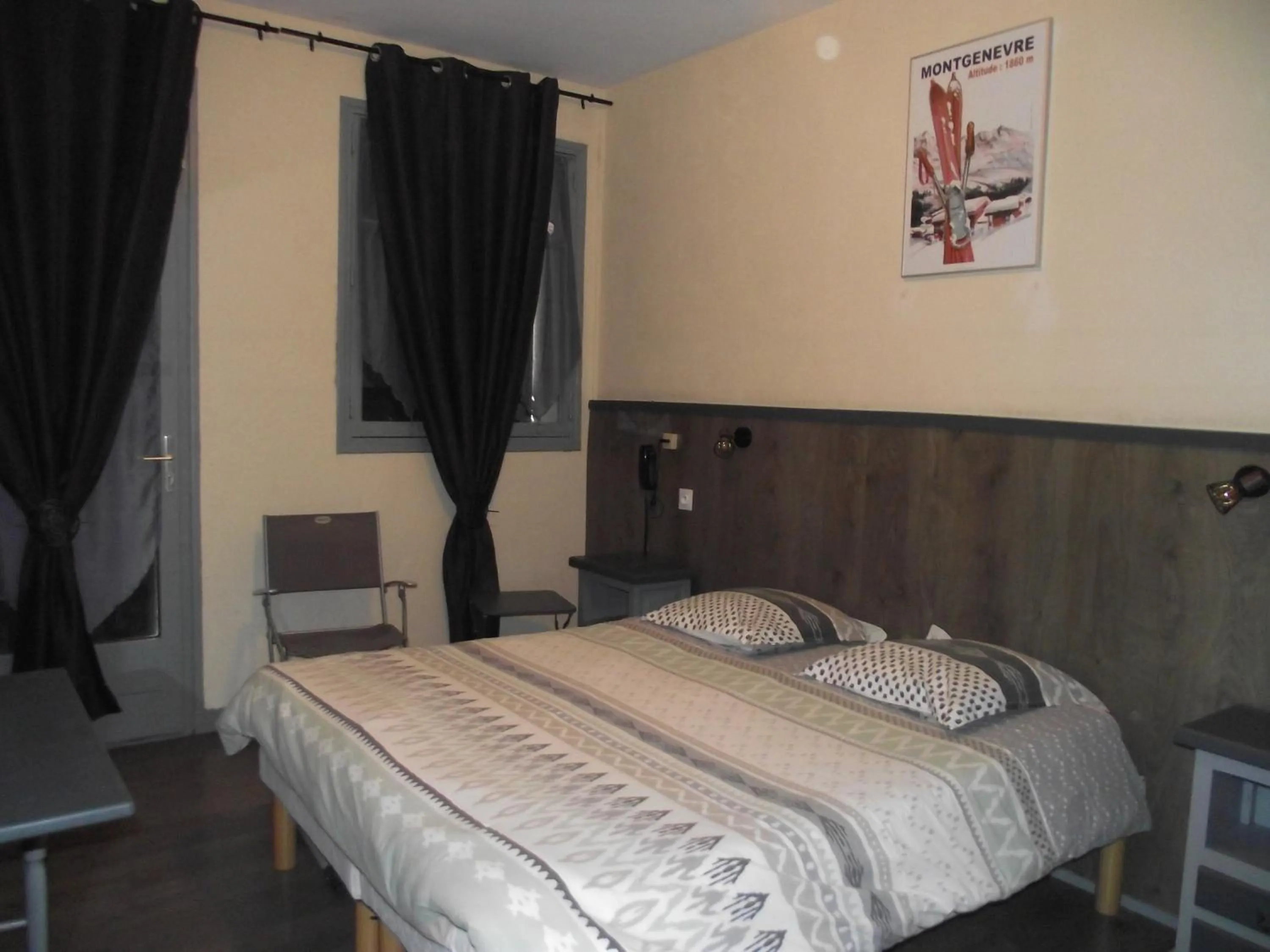 Property building, Bed in Hotel Valérie