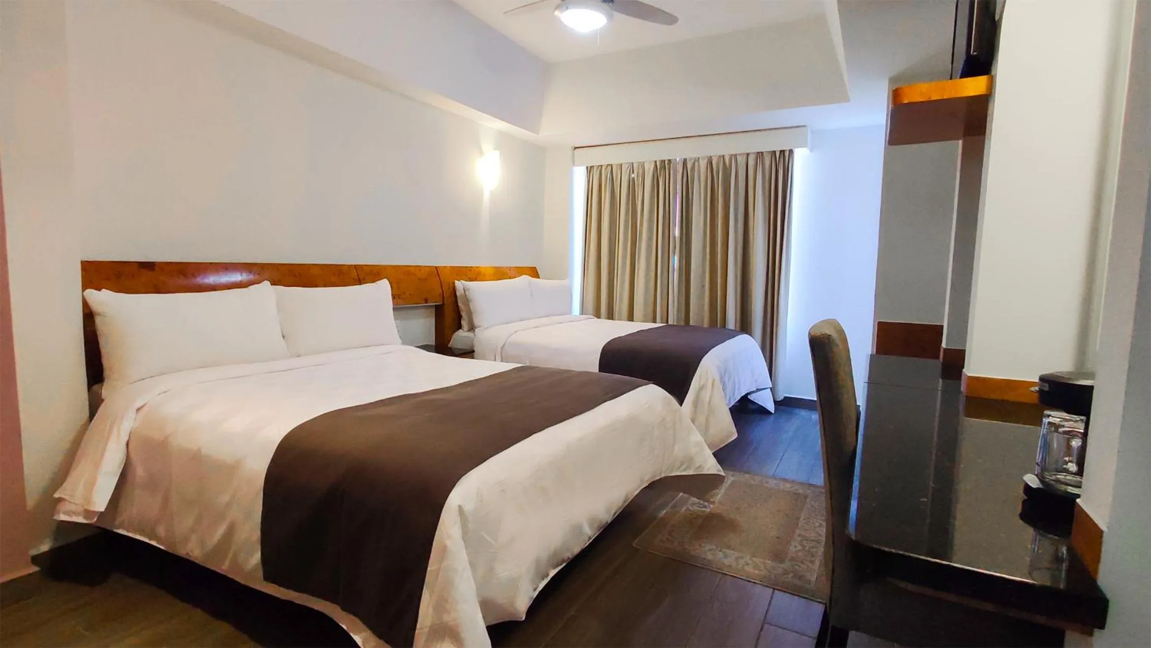 Photo of the whole room, Bed in Hotel Roosevelt Condesa