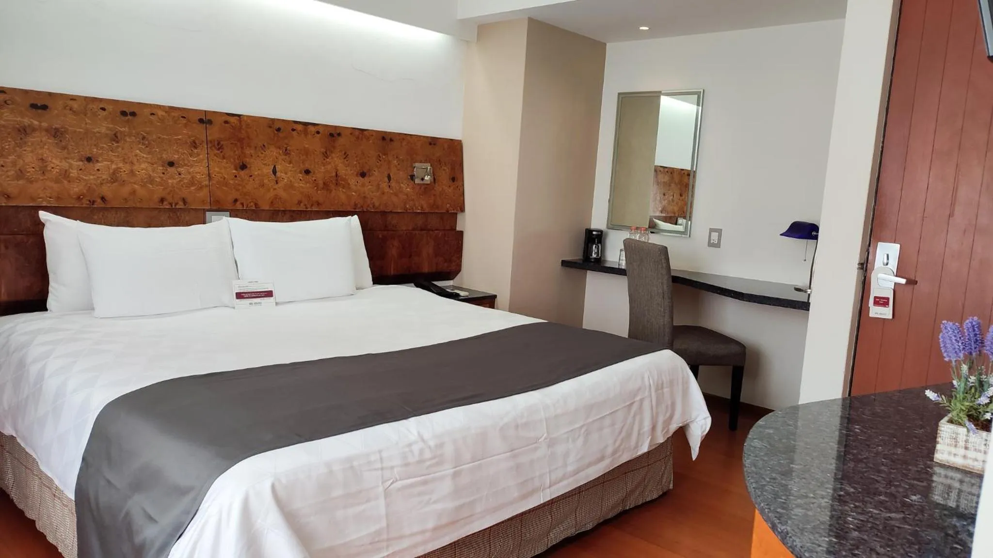 Photo of the whole room, Bed in Hotel Roosevelt Condesa