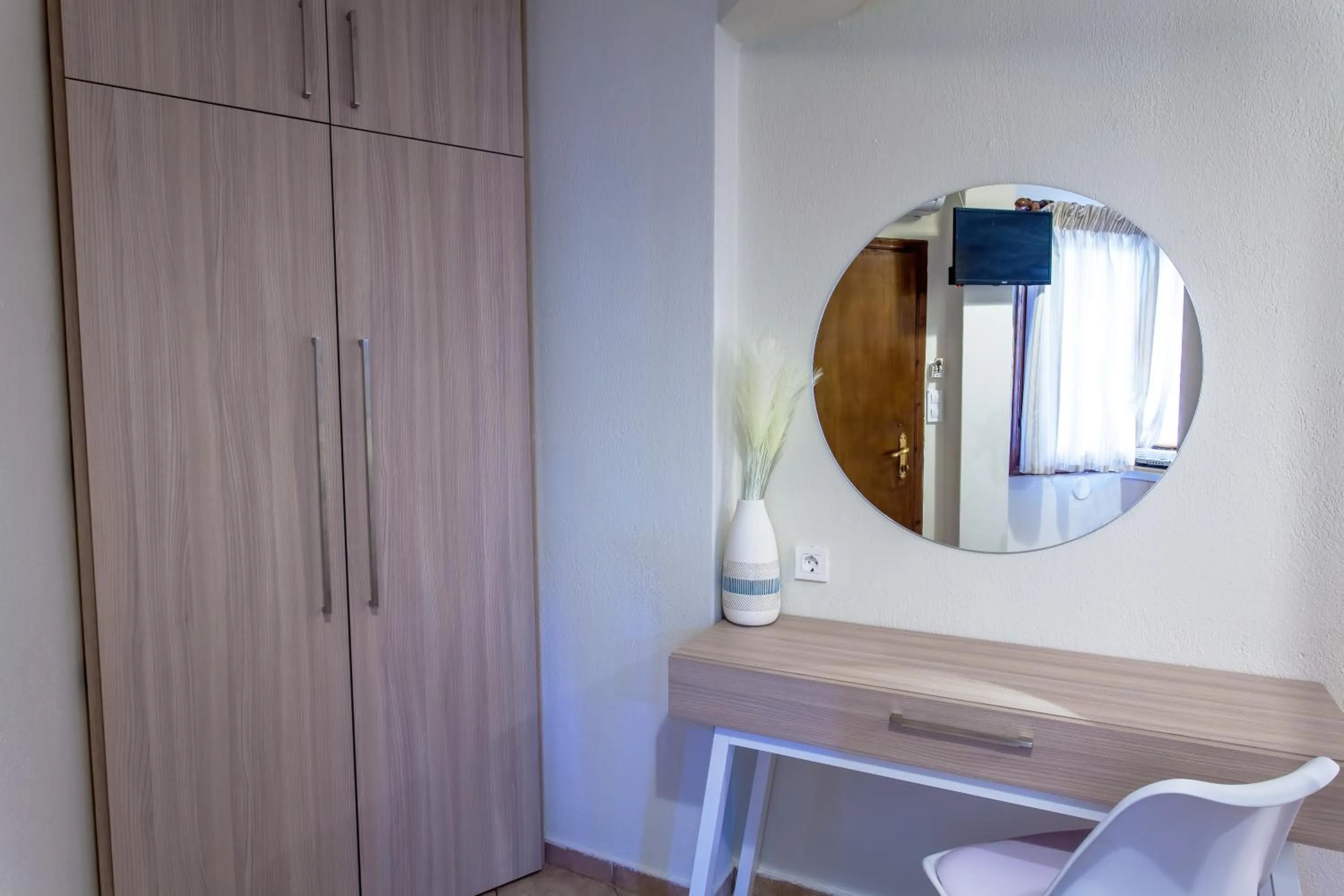 hair dresser in Maistrali Beach Studios