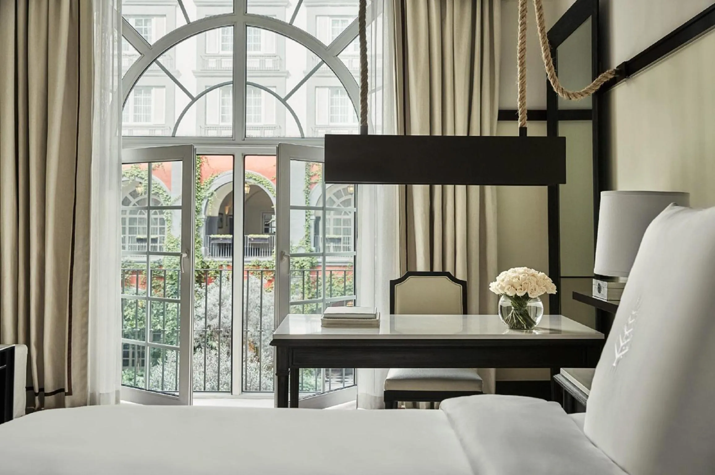 Garden, Bed in Four Seasons Hotel Mexico City