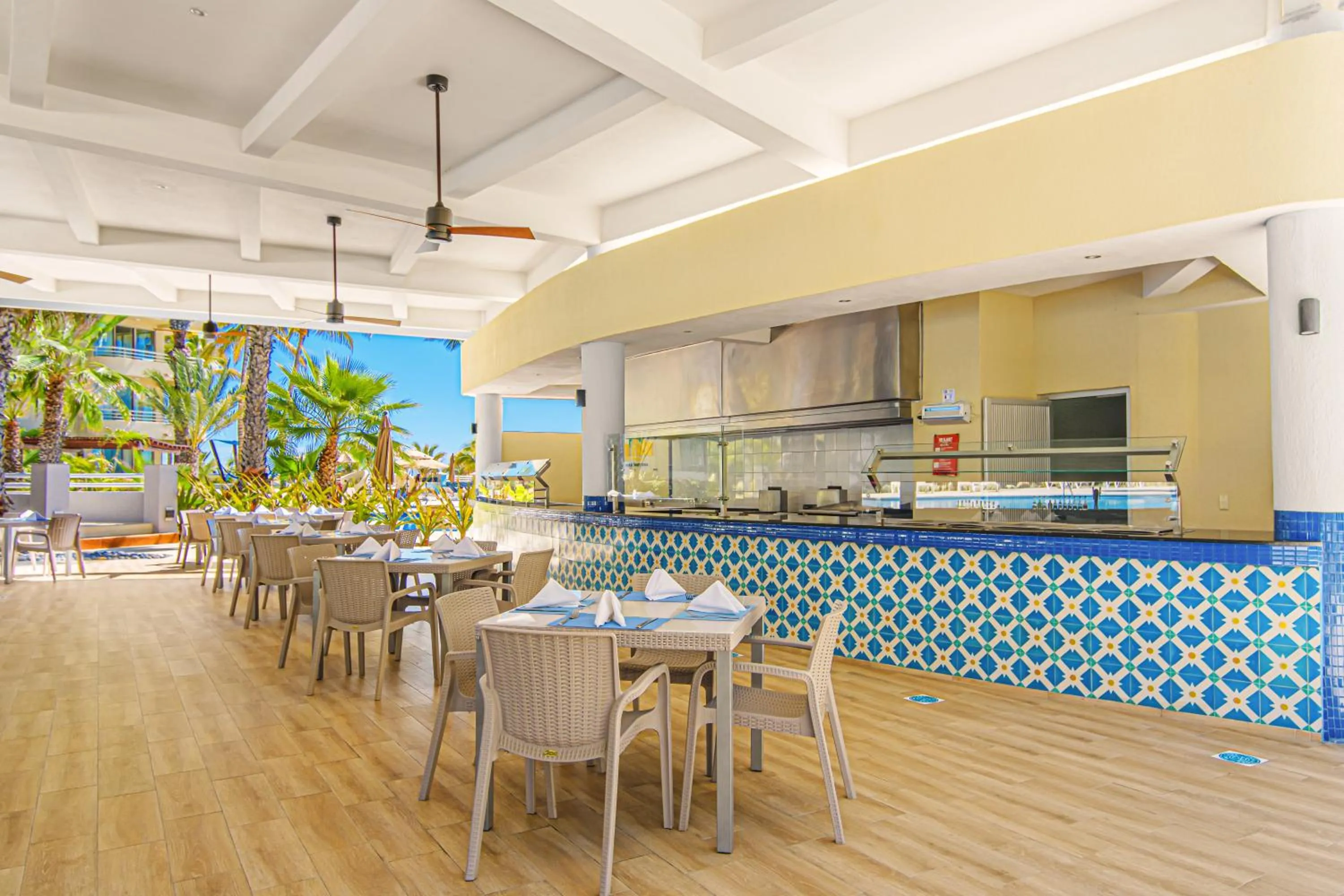 Restaurant/places to eat in GR Solaris Lighthouse