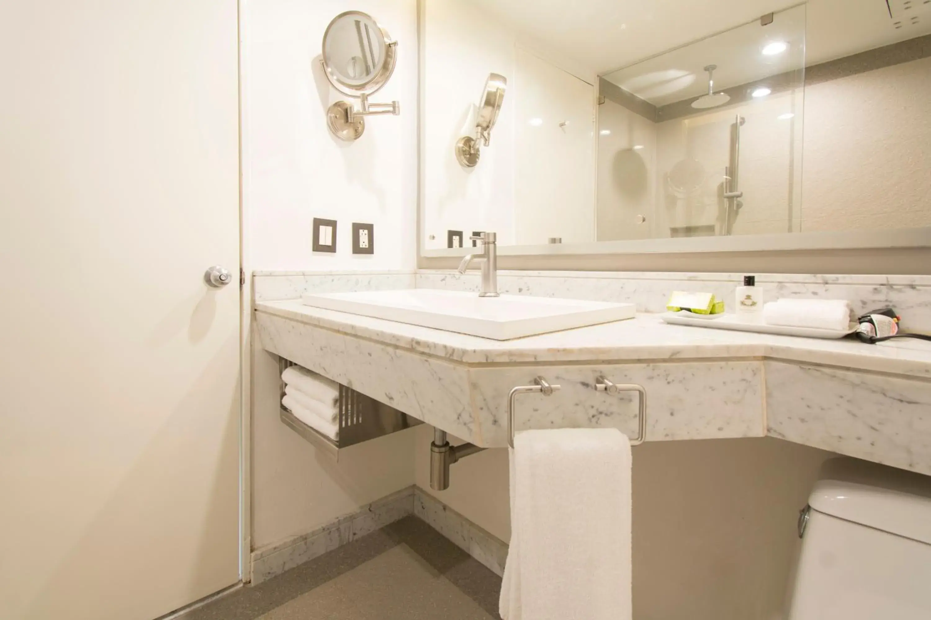 Classic Twin Room - Accessible in Presidente InterContinental Guadalajara by IHG Classic Twin Room - Accessible in Presidente InterContinental Guadalajara by IHG