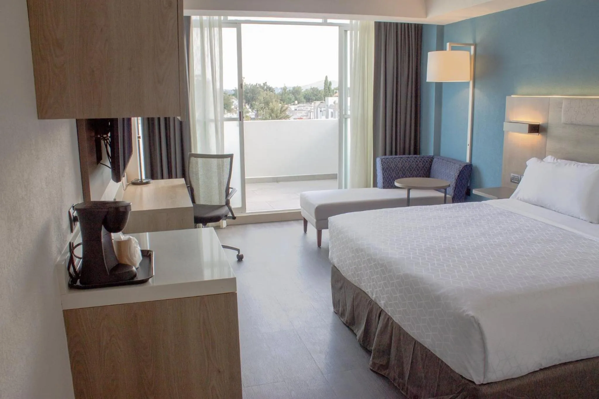 Photo of the whole room, Bed in Holiday Inn Express Guadalajara Expo by IHG