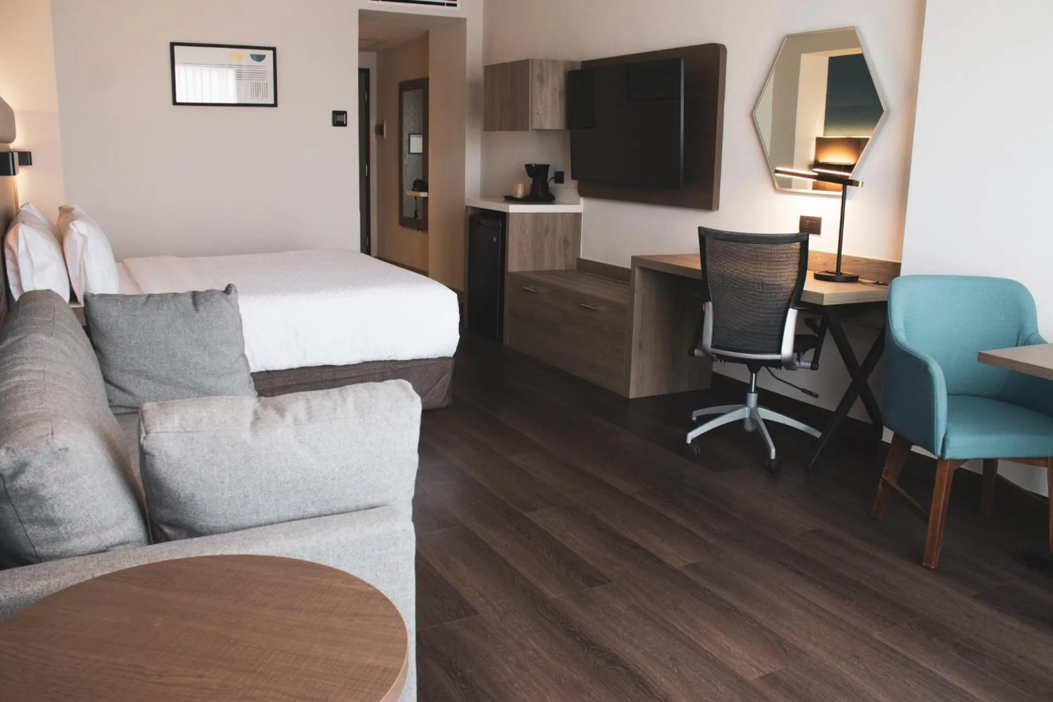 Photo of the whole room, Bed in Holiday Inn Express Guadalajara Expo by IHG