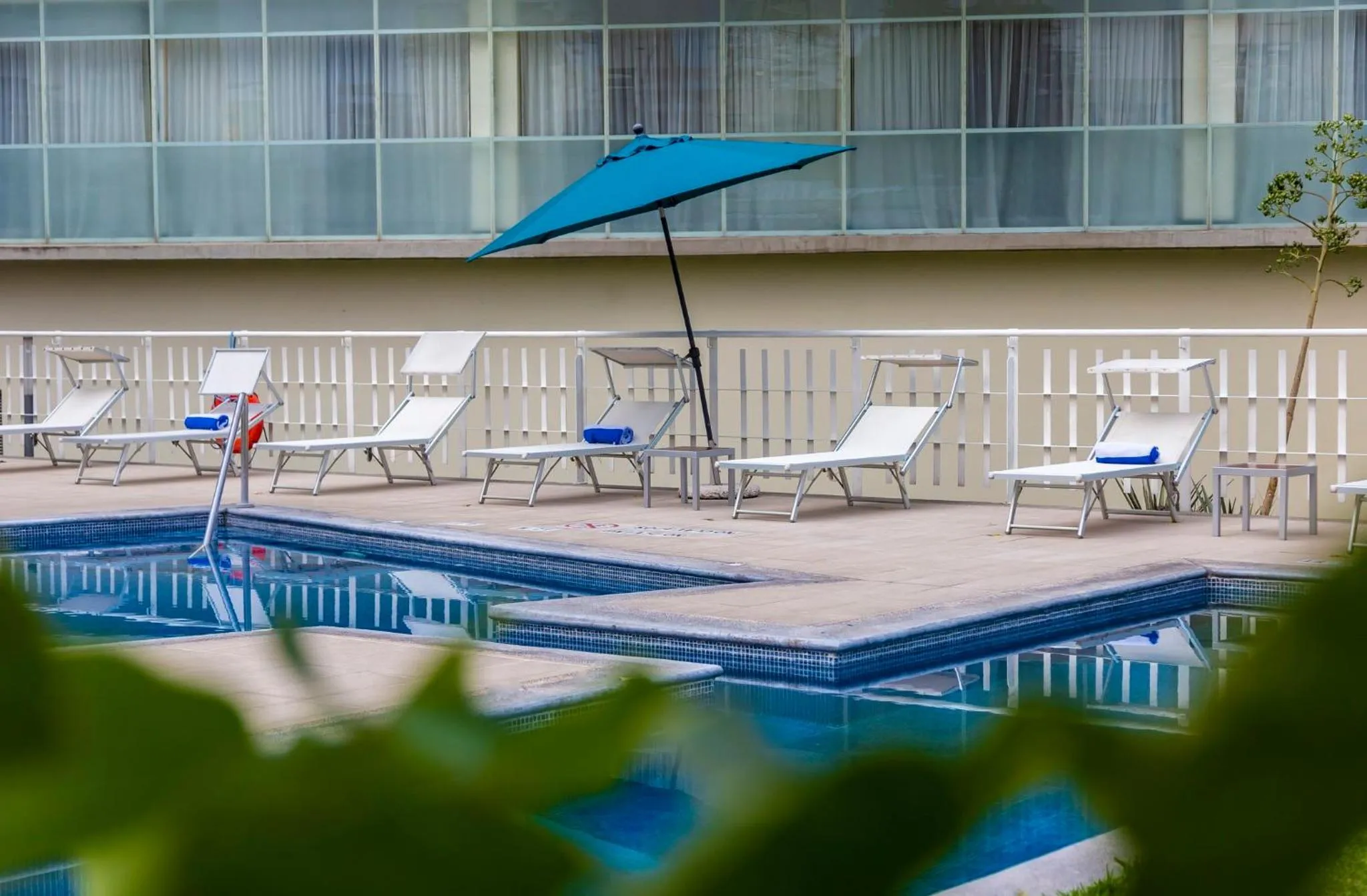 Swimming pool in Holiday Inn Express Guadalajara Expo by IHG