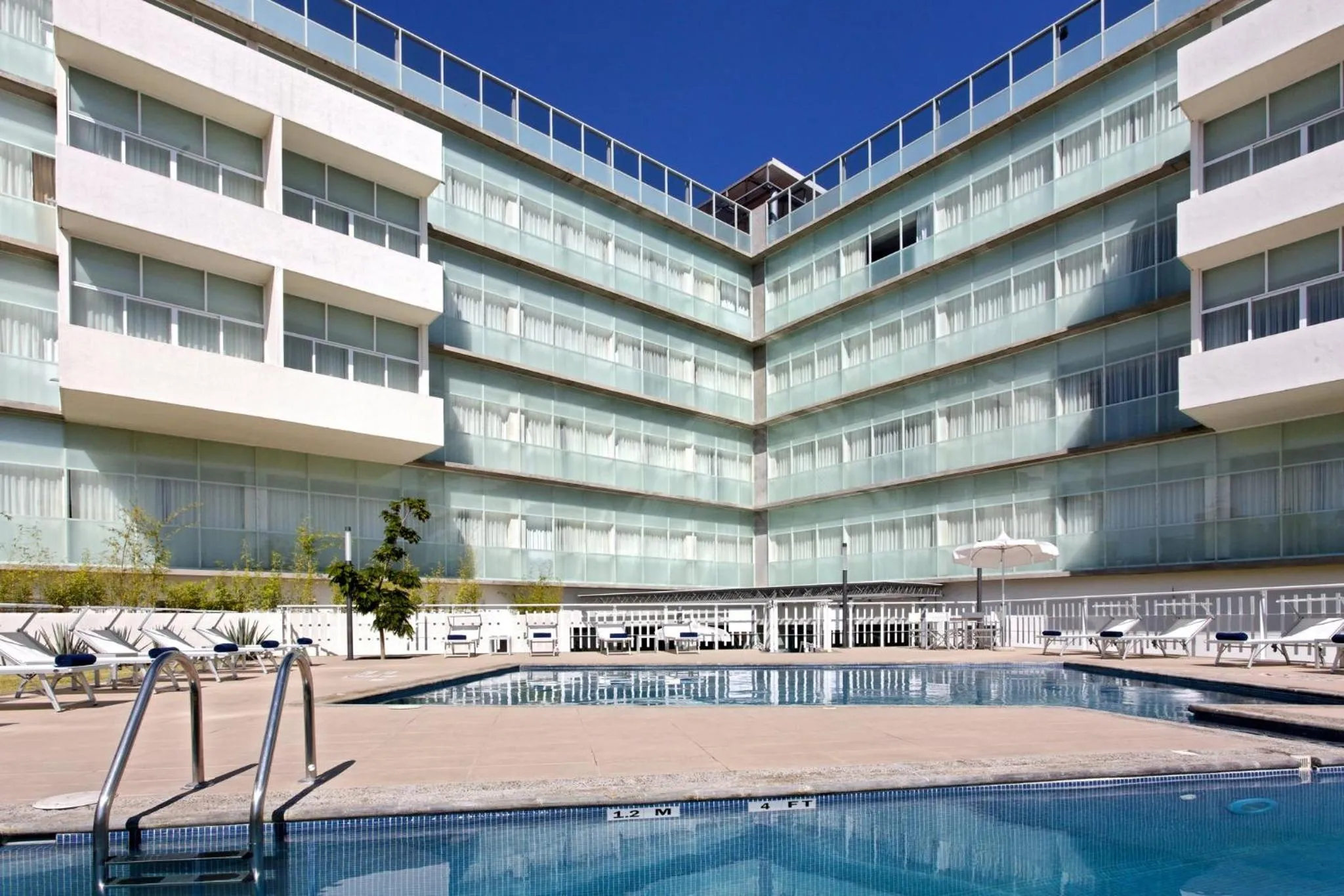 Swimming pool in Holiday Inn Express Guadalajara Expo by IHG
