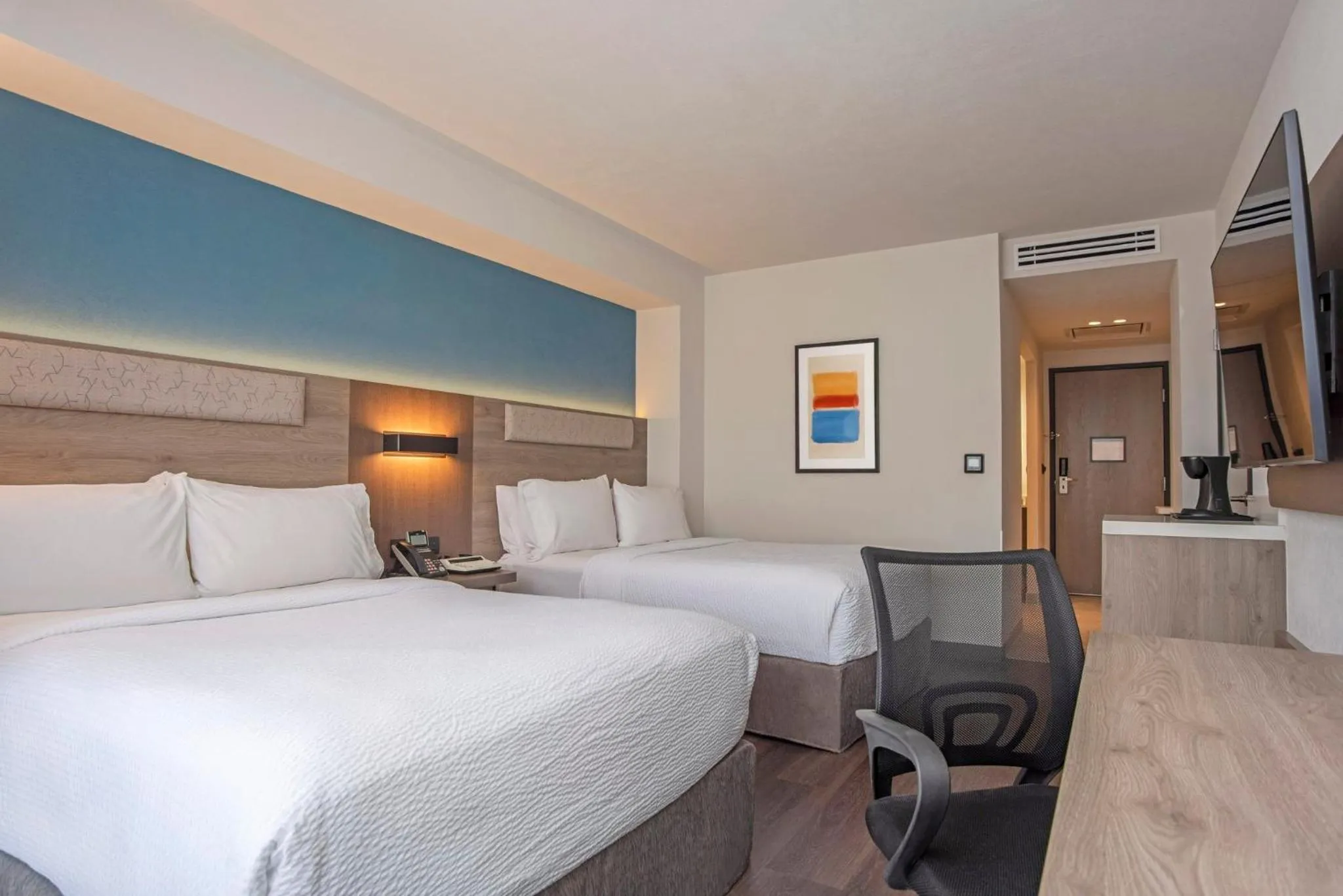 Photo of the whole room, Bed in Holiday Inn Express Guadalajara Expo by IHG