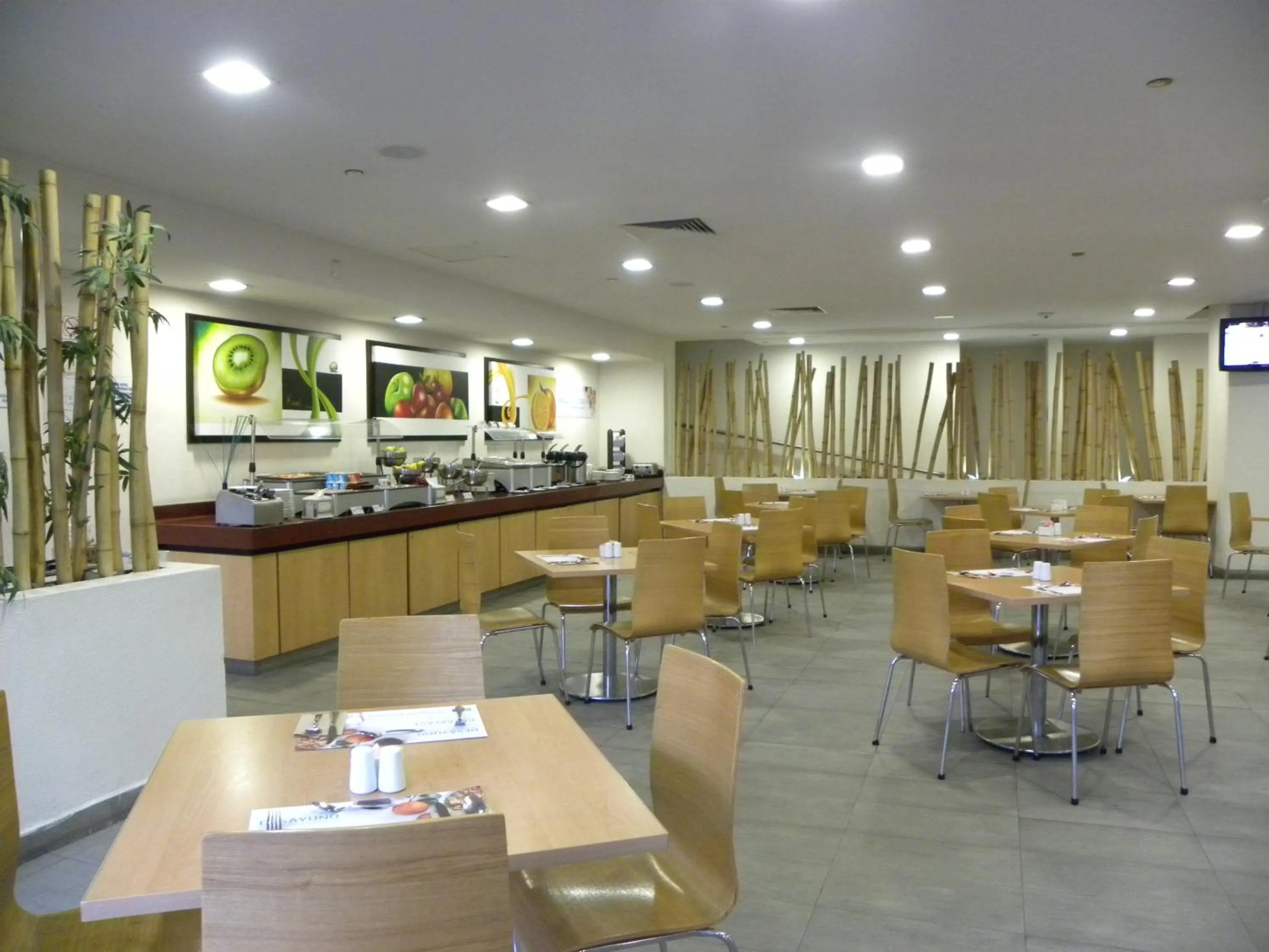 Restaurant/places to eat in Holiday Inn Express Guadalajara Expo by IHG