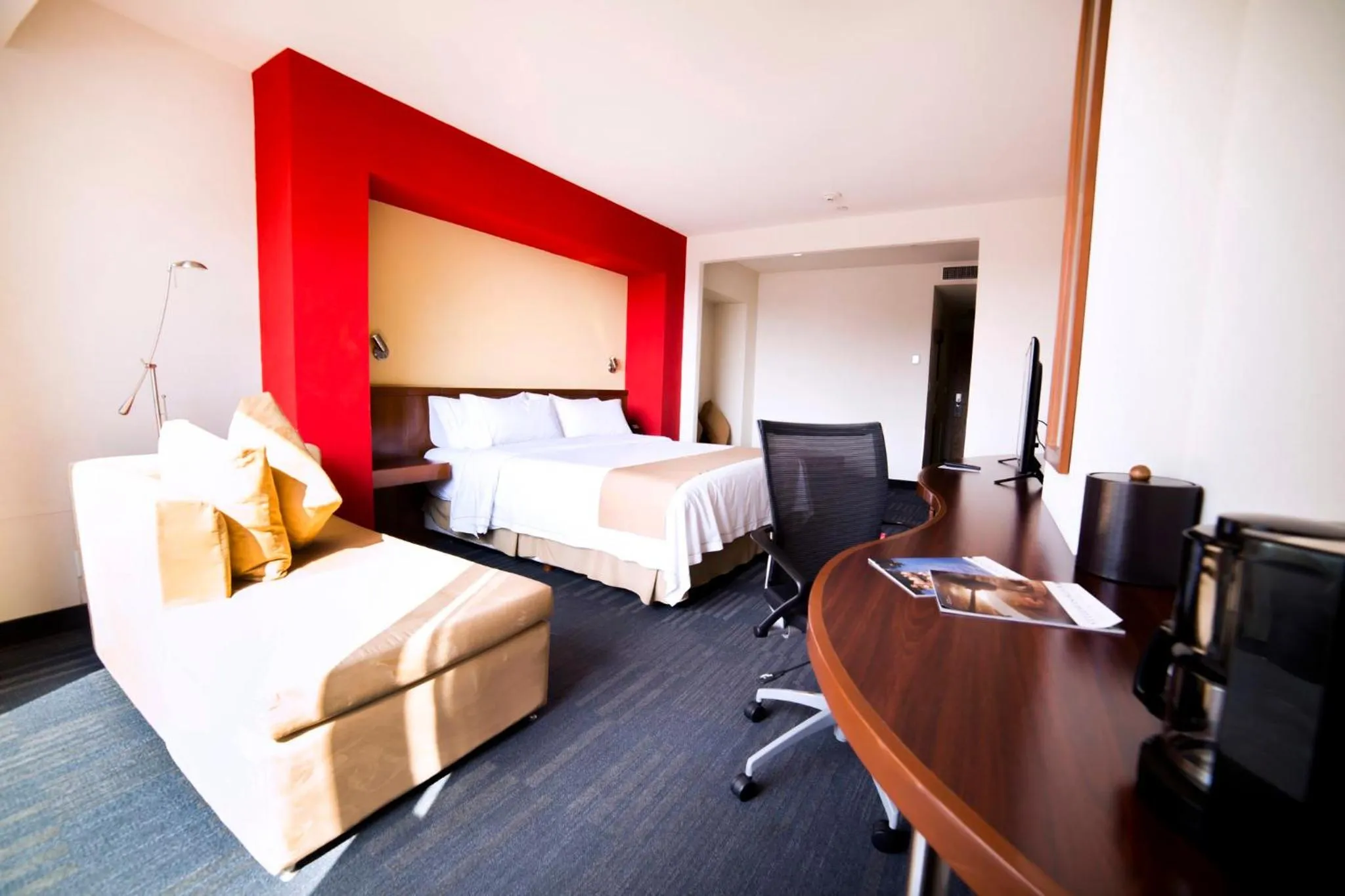 Photo of the whole room, Bed in Holiday Inn Express Guadalajara Expo by IHG
