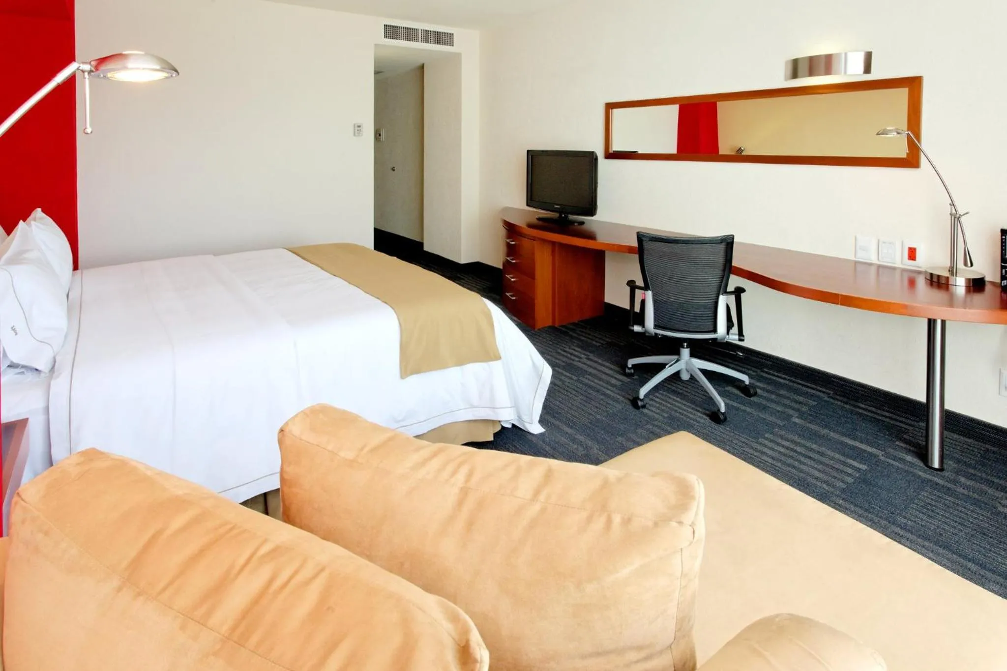 Photo of the whole room, Bed in Holiday Inn Express Guadalajara Expo by IHG