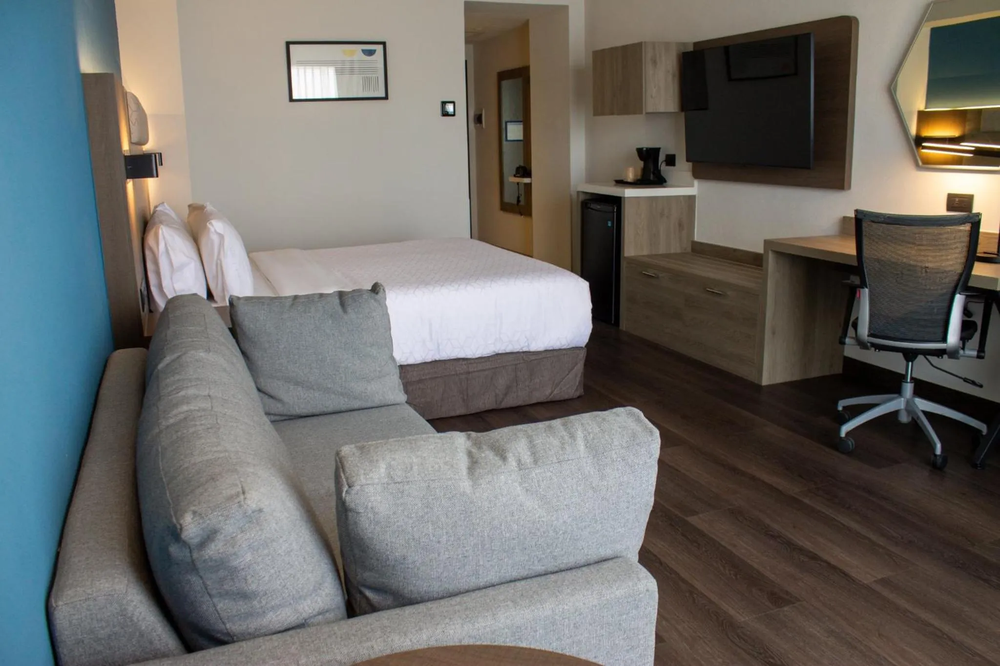 Photo of the whole room, Bed in Holiday Inn Express Guadalajara Expo by IHG