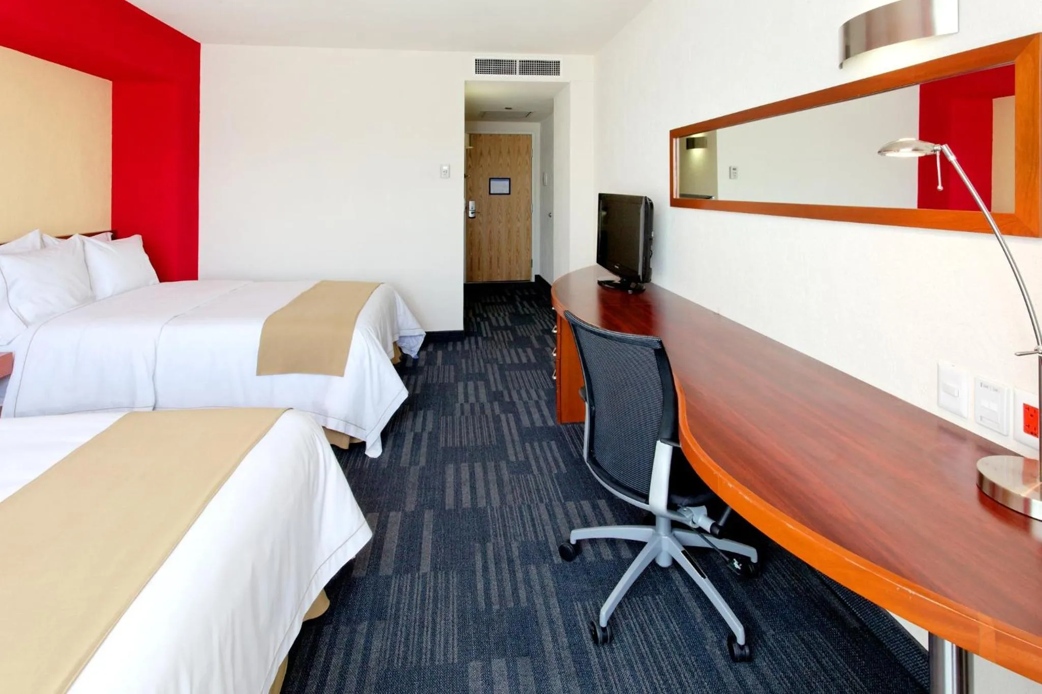 Photo of the whole room, Bed in Holiday Inn Express Guadalajara Expo by IHG