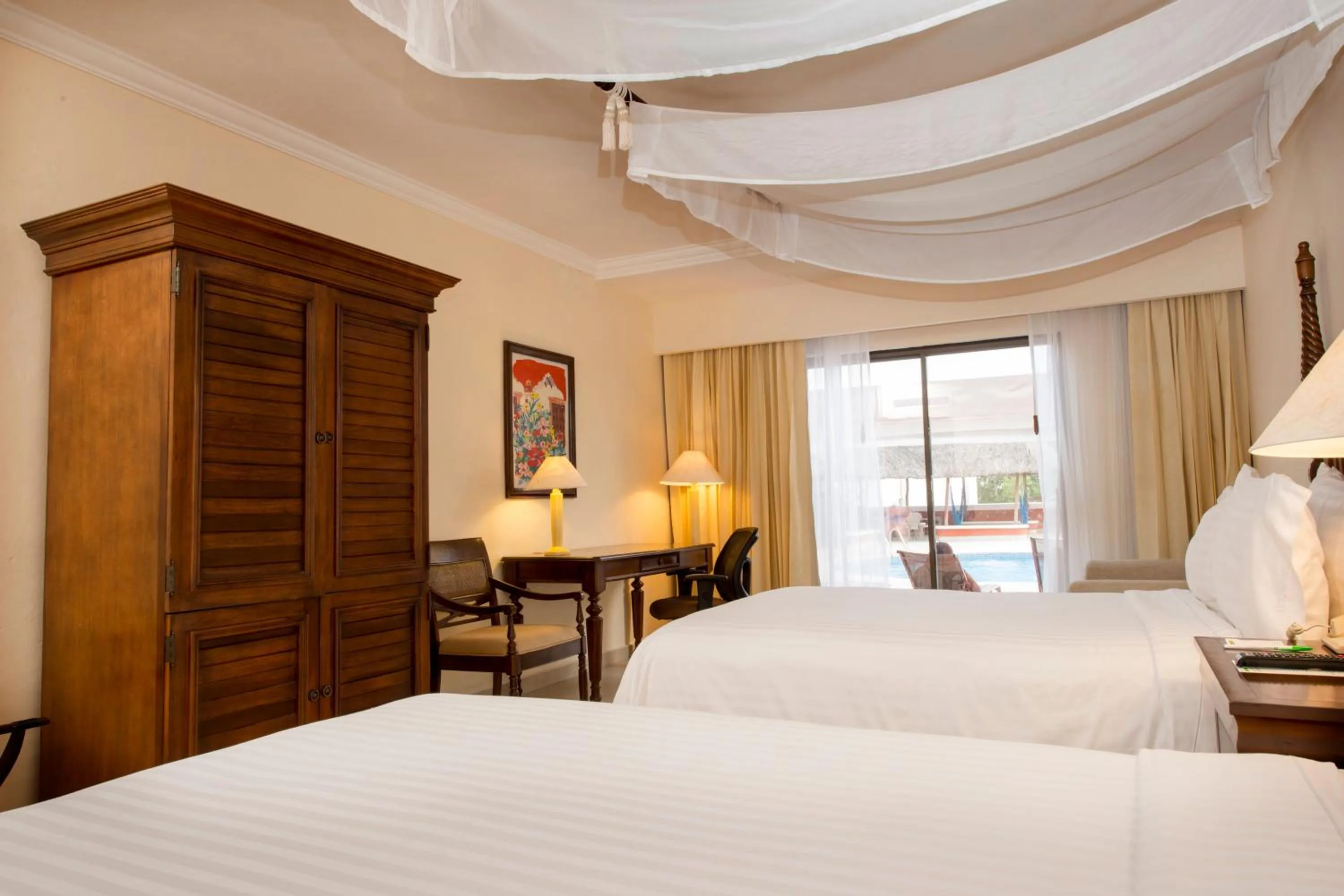 Photo of the whole room, Bed in Holiday Inn Merida by IHG