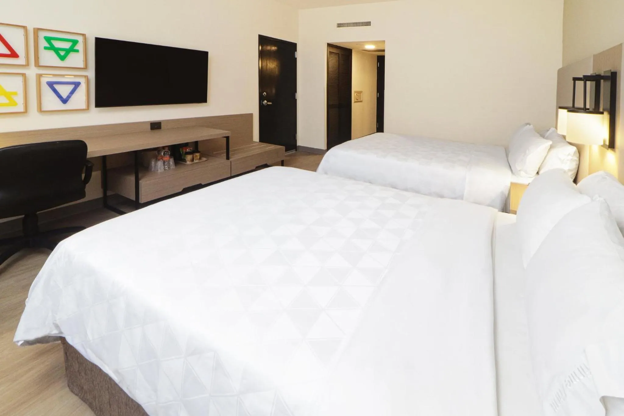 Photo of the whole room, Bed in Holiday Inn Monterrey-Parque Fundidora by IHG