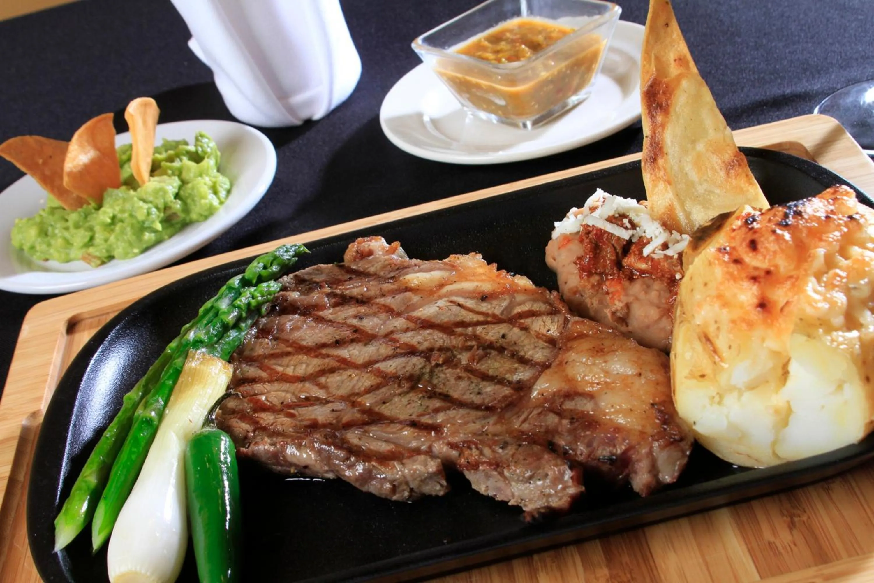 Restaurant/places to eat in Holiday Inn Monterrey-Parque Fundidora by IHG