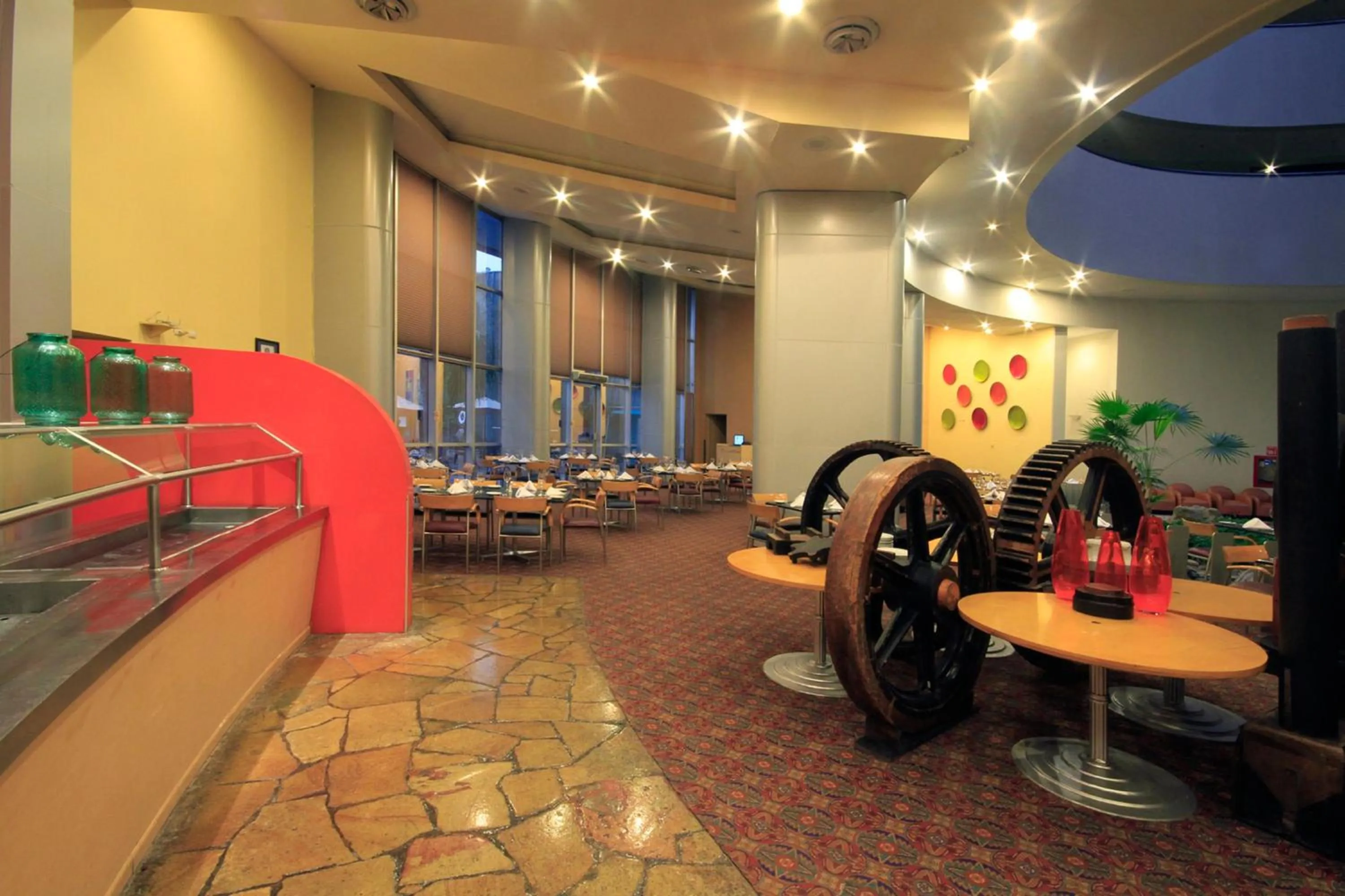 Restaurant/places to eat in Holiday Inn Monterrey-Parque Fundidora by IHG
