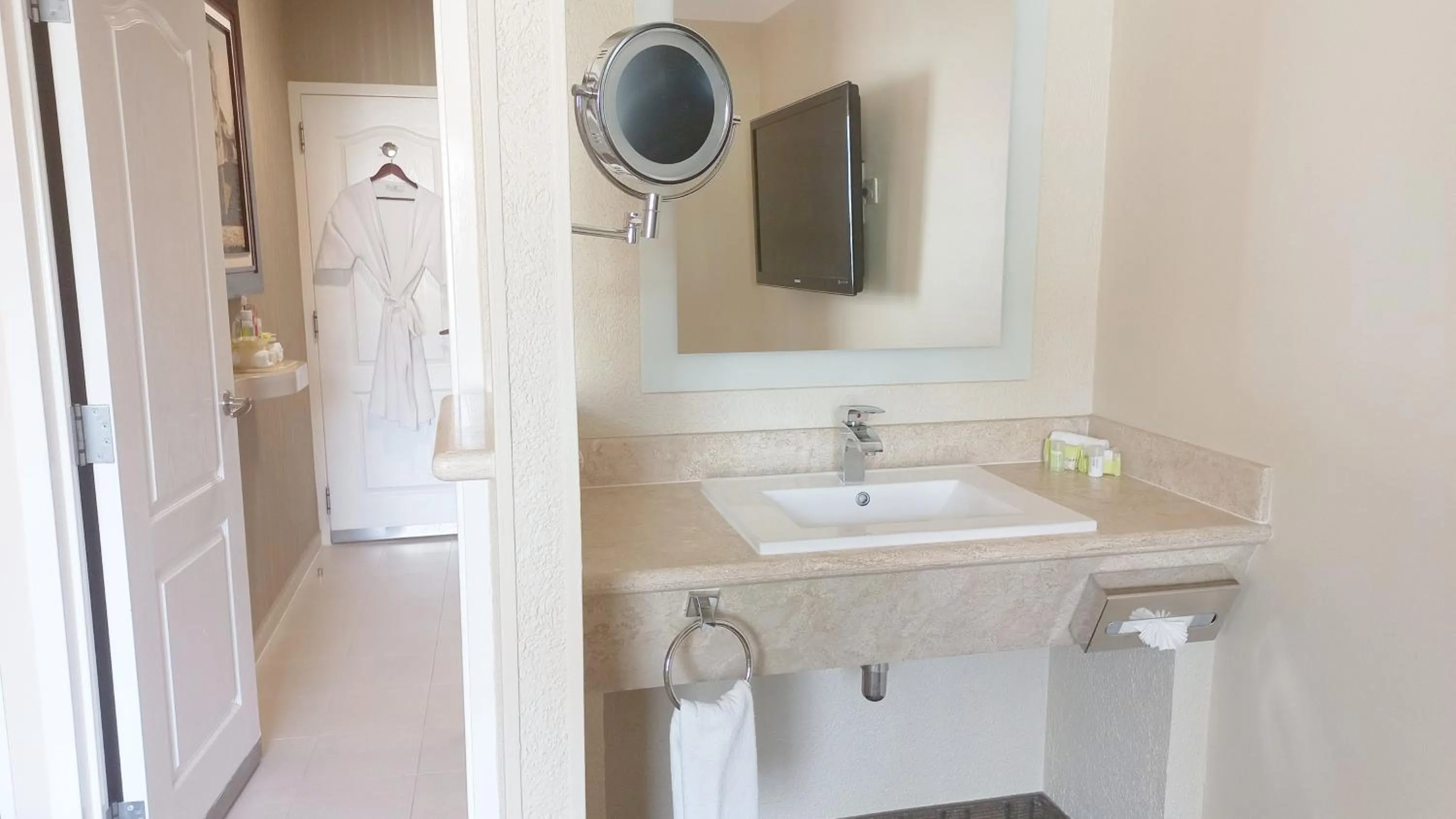 Bathroom in Holiday Inn Cuernavaca by IHG