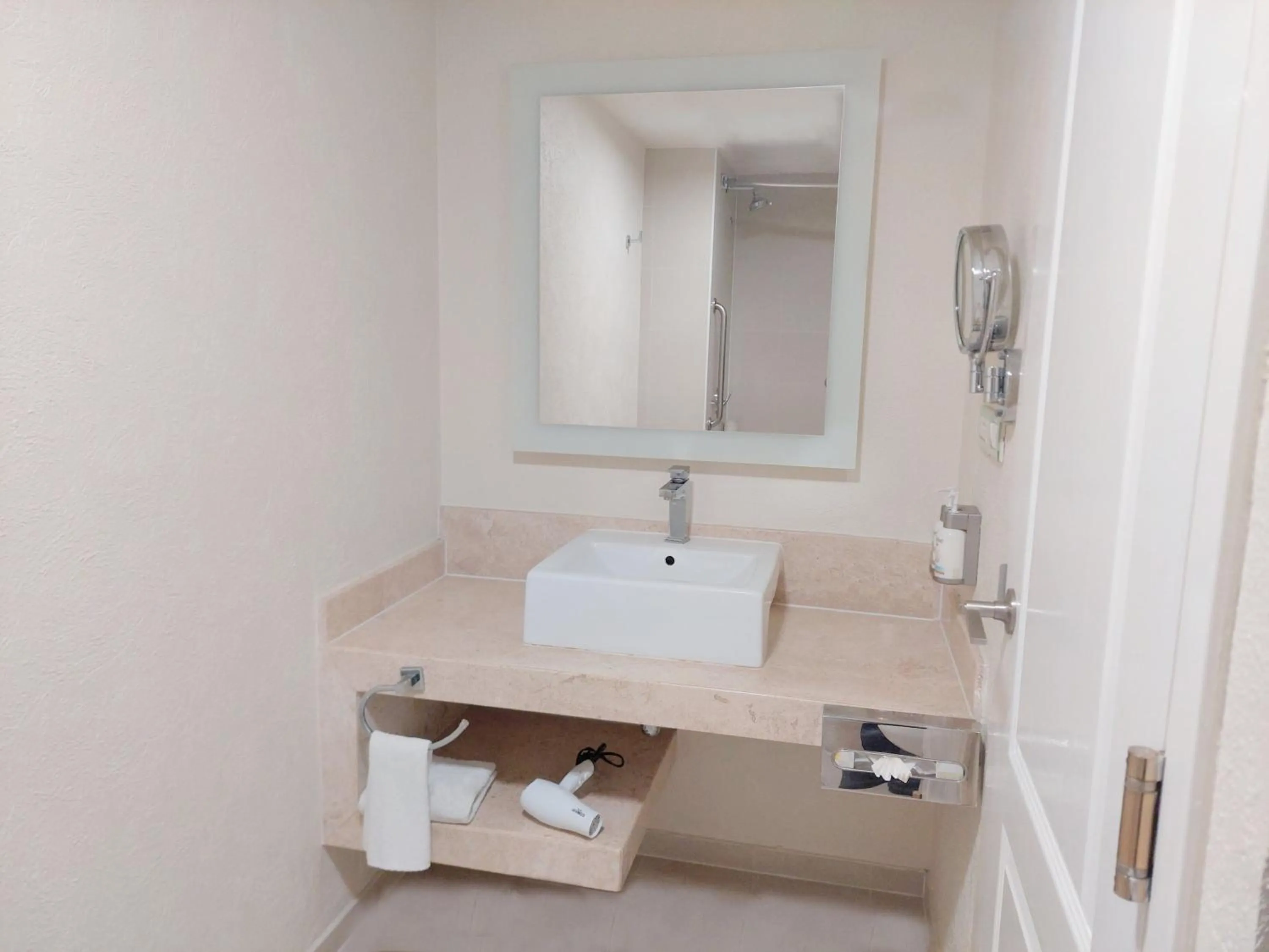 Bathroom in Holiday Inn Cuernavaca by IHG