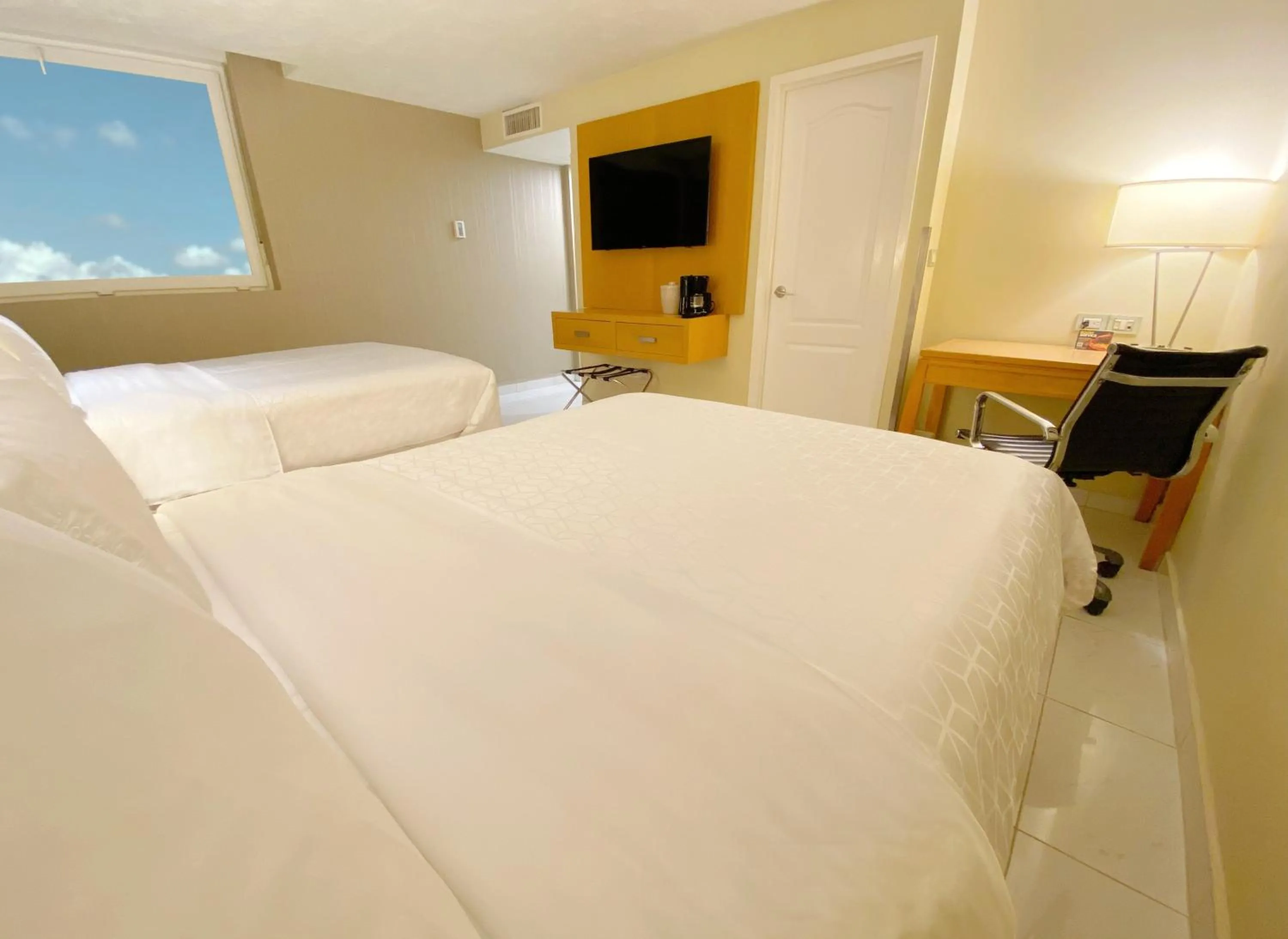 Photo of the whole room, Bed in Holiday Inn Cuernavaca by IHG