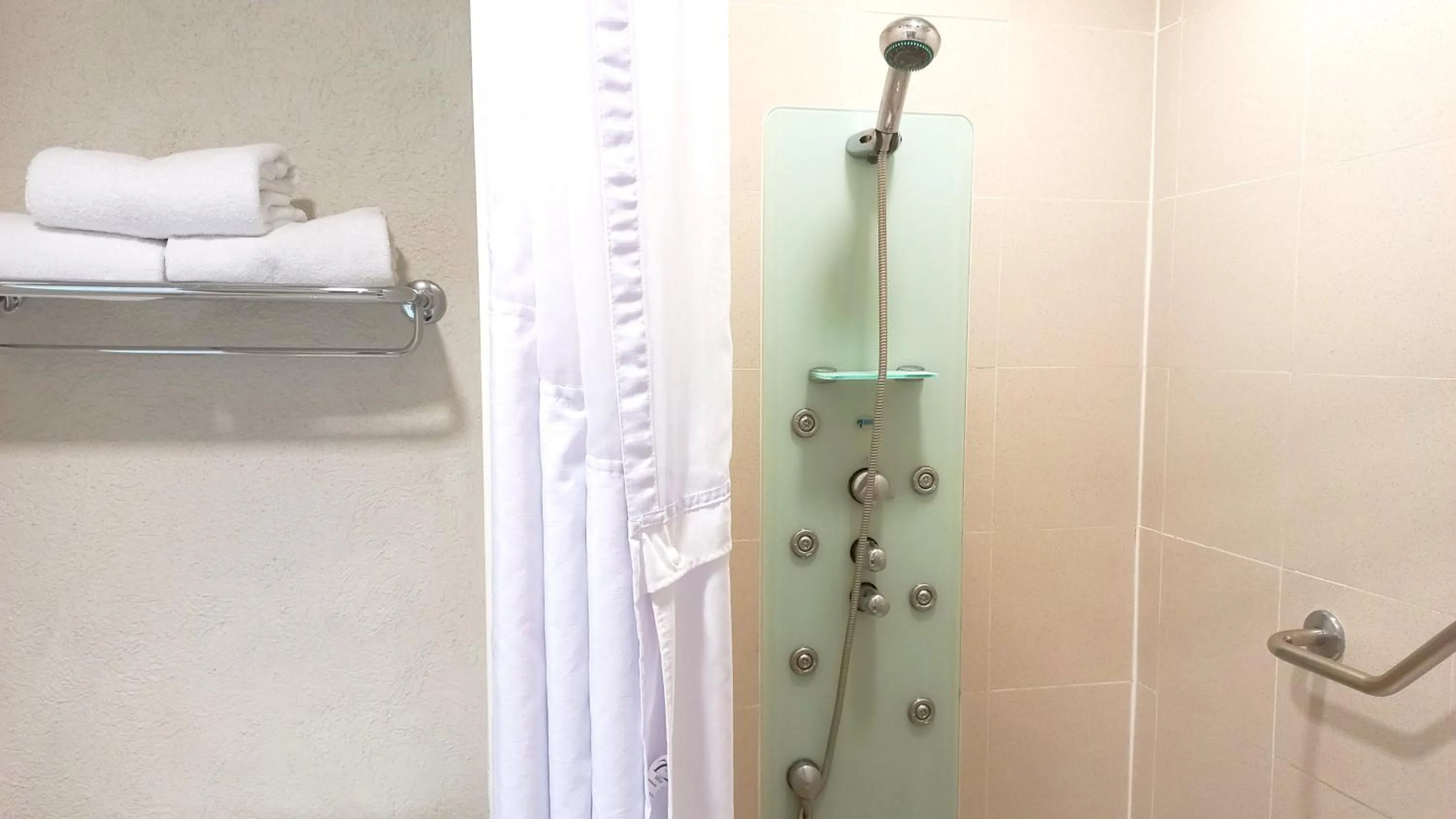 Shower in Holiday Inn Cuernavaca by IHG