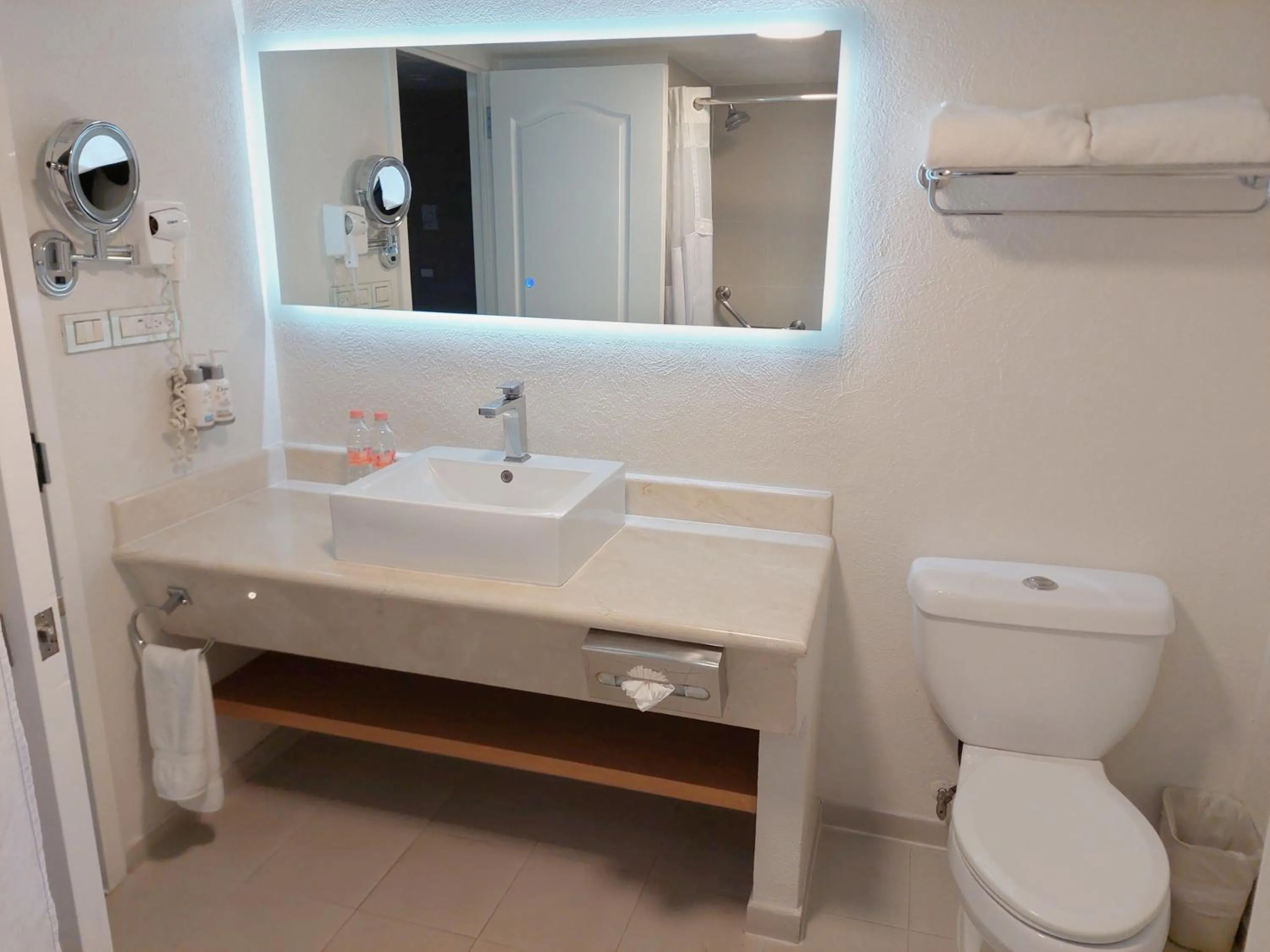 Bathroom in Holiday Inn Cuernavaca by IHG