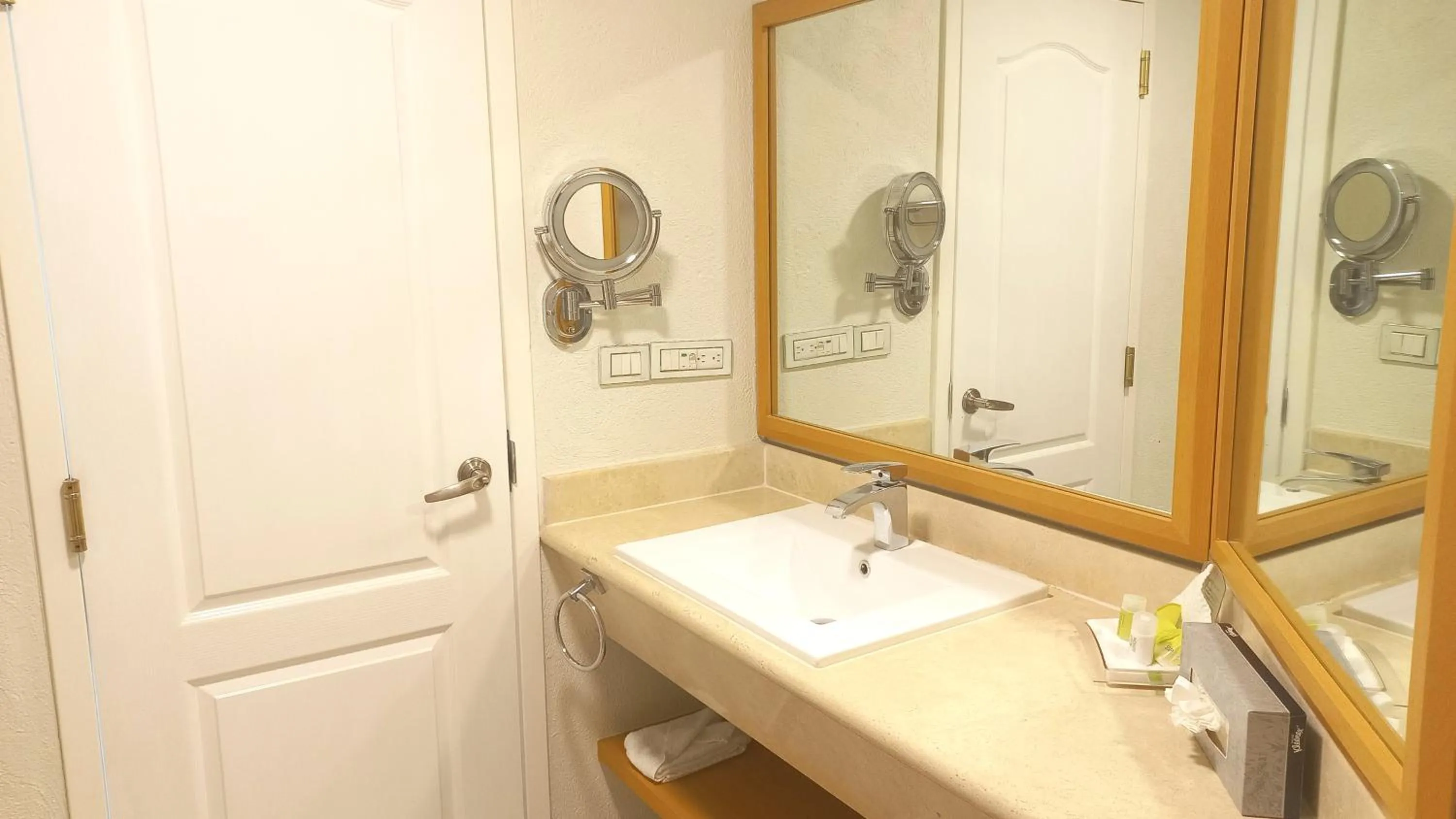 Bathroom in Holiday Inn Cuernavaca by IHG
