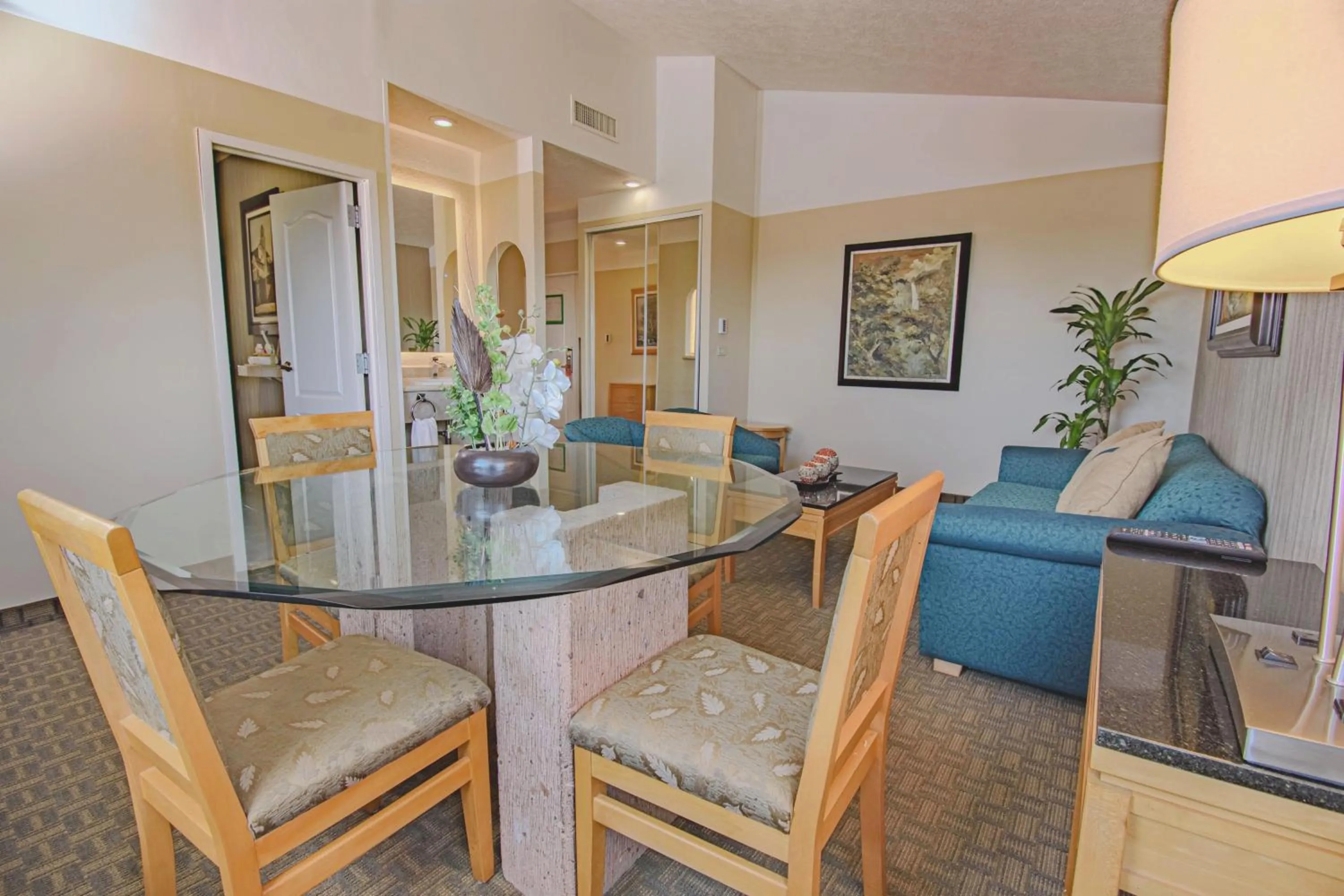 Living room in Holiday Inn Cuernavaca by IHG