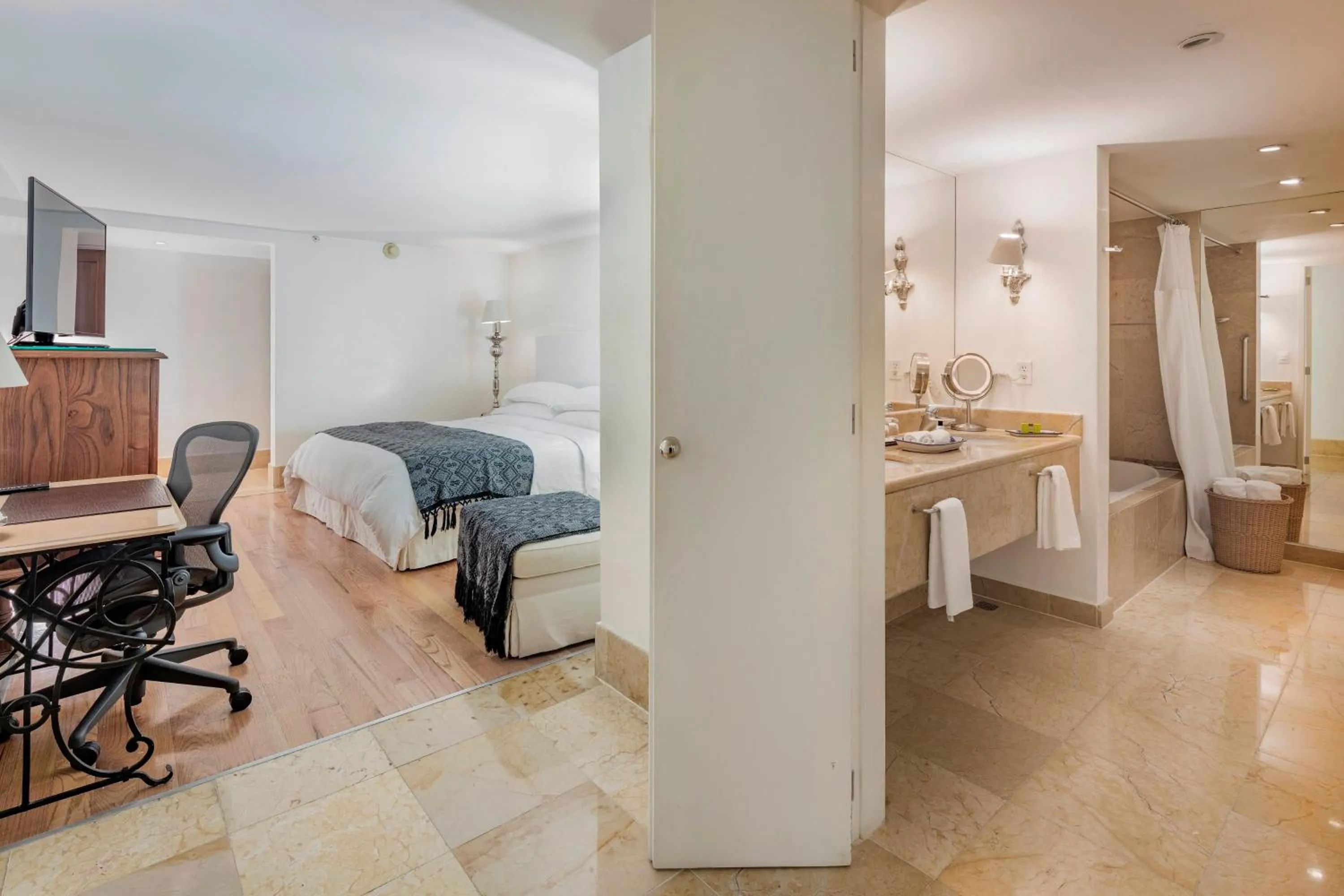 Photo of the whole room, Bed in Presidente InterContinental Puebla by IHG