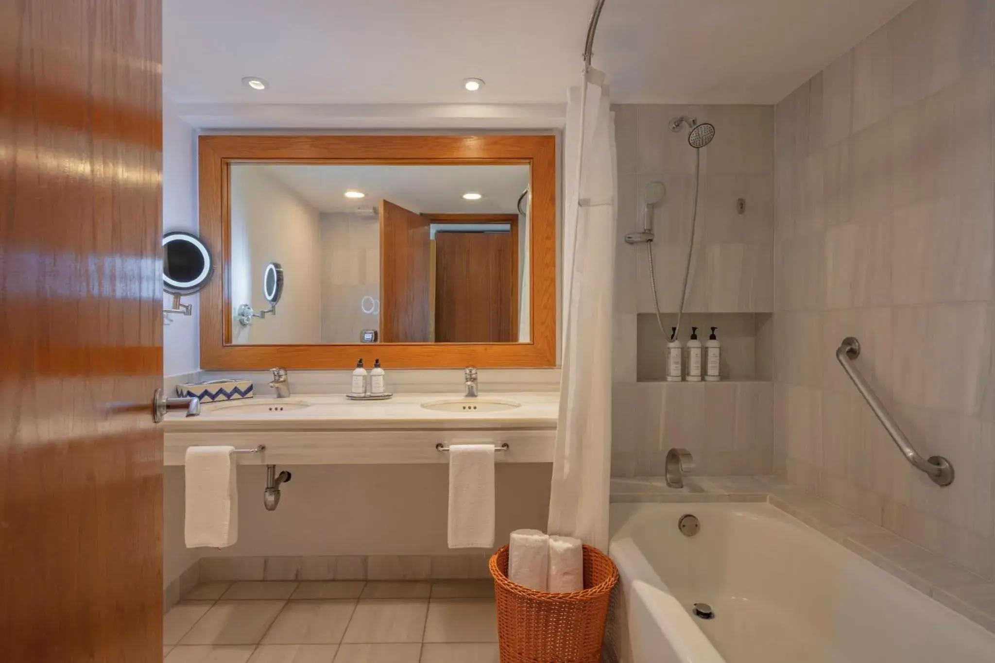 Classic Twin Room with Lounge Access in Presidente InterContinental Puebla by IHG Classic Twin Room with Lounge Access in Presidente InterContinental Puebla by IHG