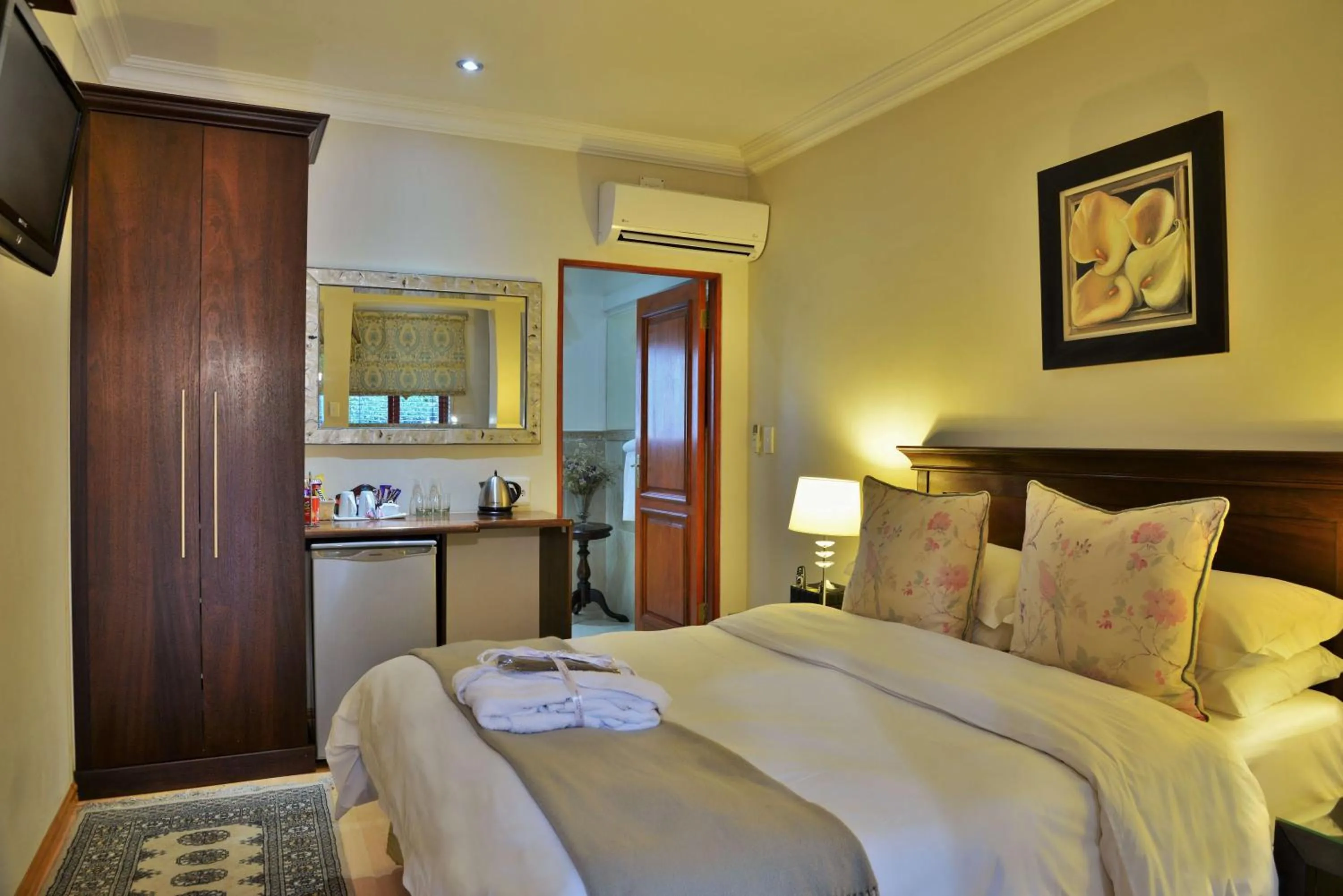 Photo of the whole room, Bed in Bellgrove Guest House Sandton