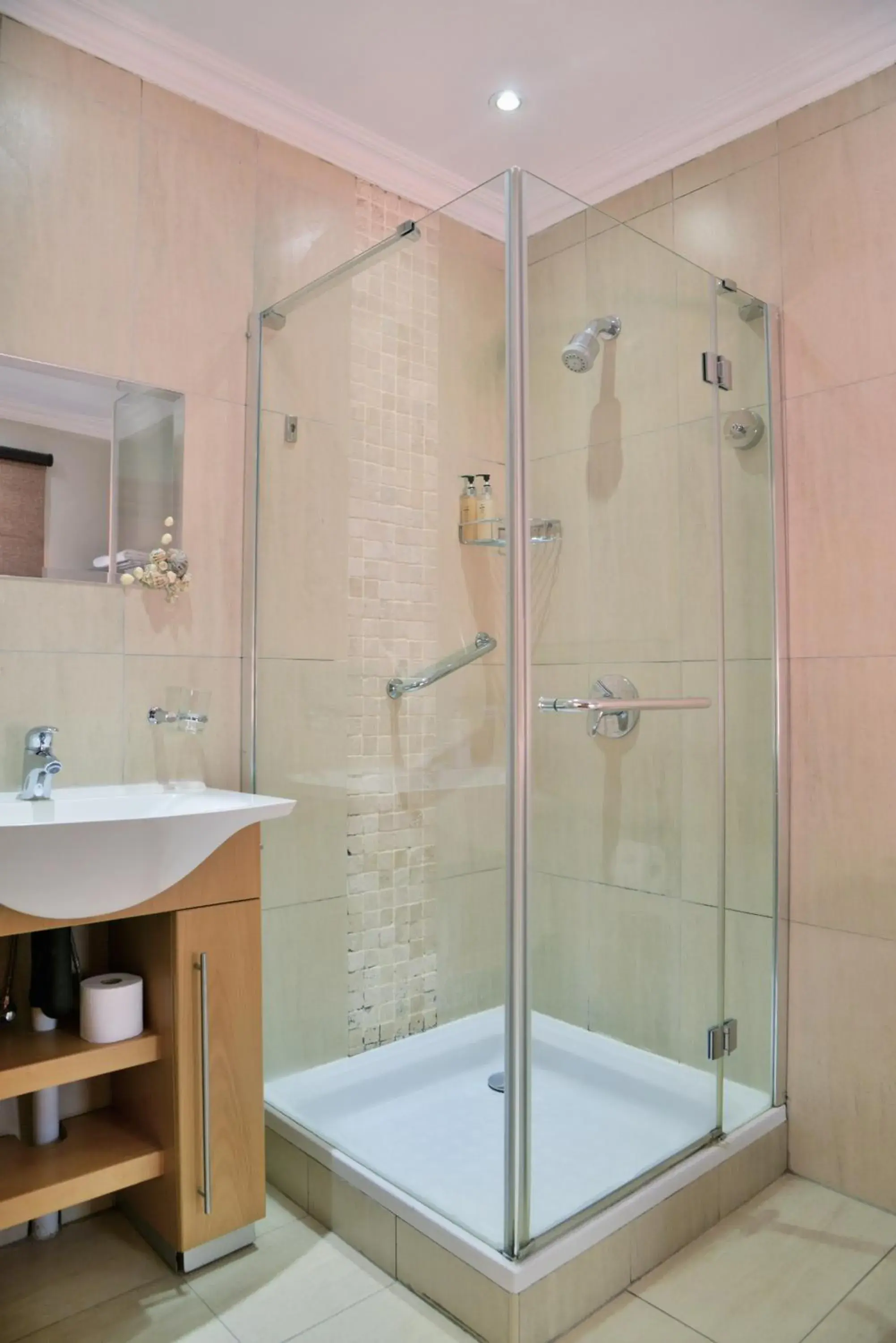 Deluxe Twin Room - single occupancy in Bellgrove Guest House Sandton Deluxe Twin Room - single occupancy in Bellgrove Guest House Sandton