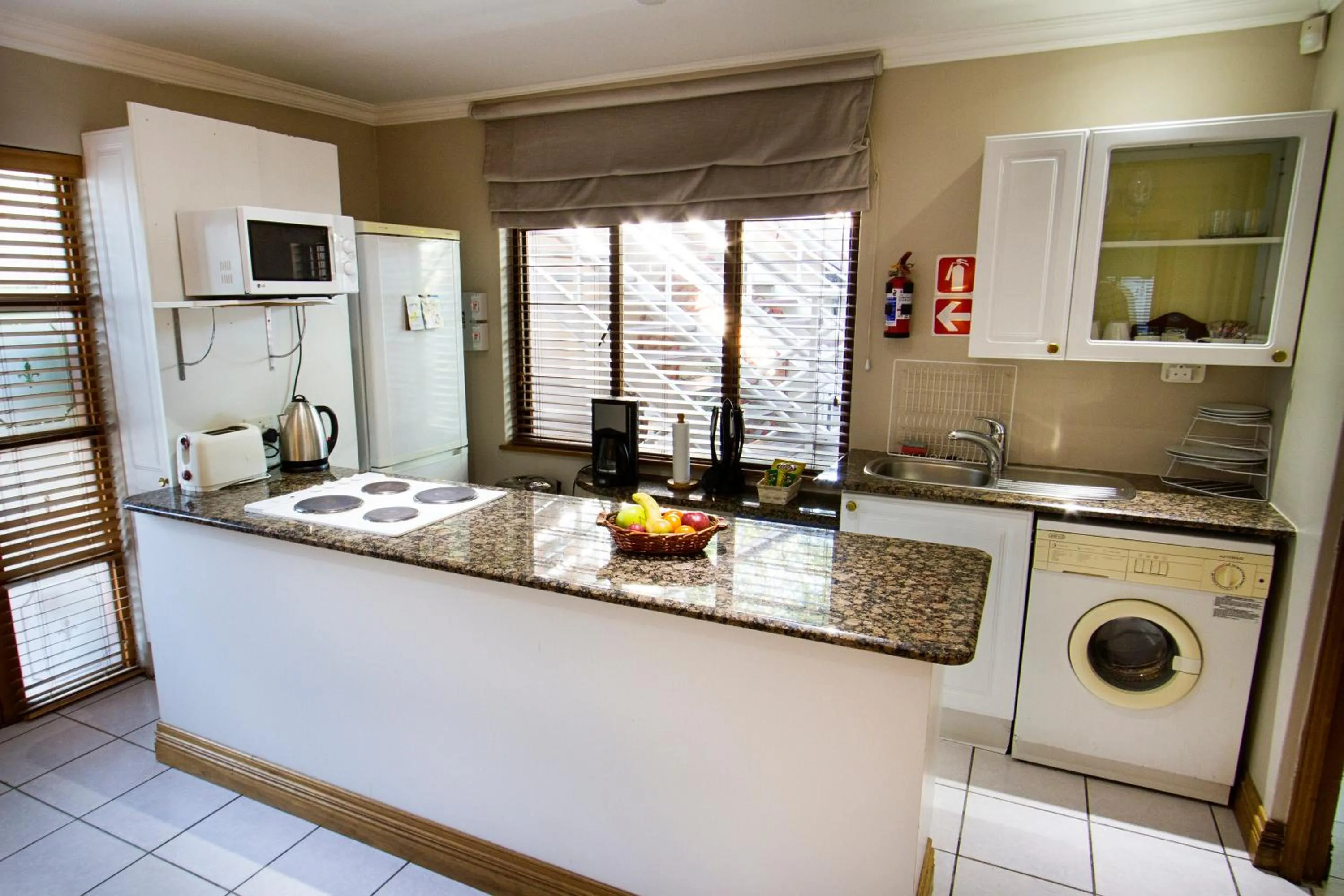 Kitchen or kitchenette in Bellgrove Guest House Sandton