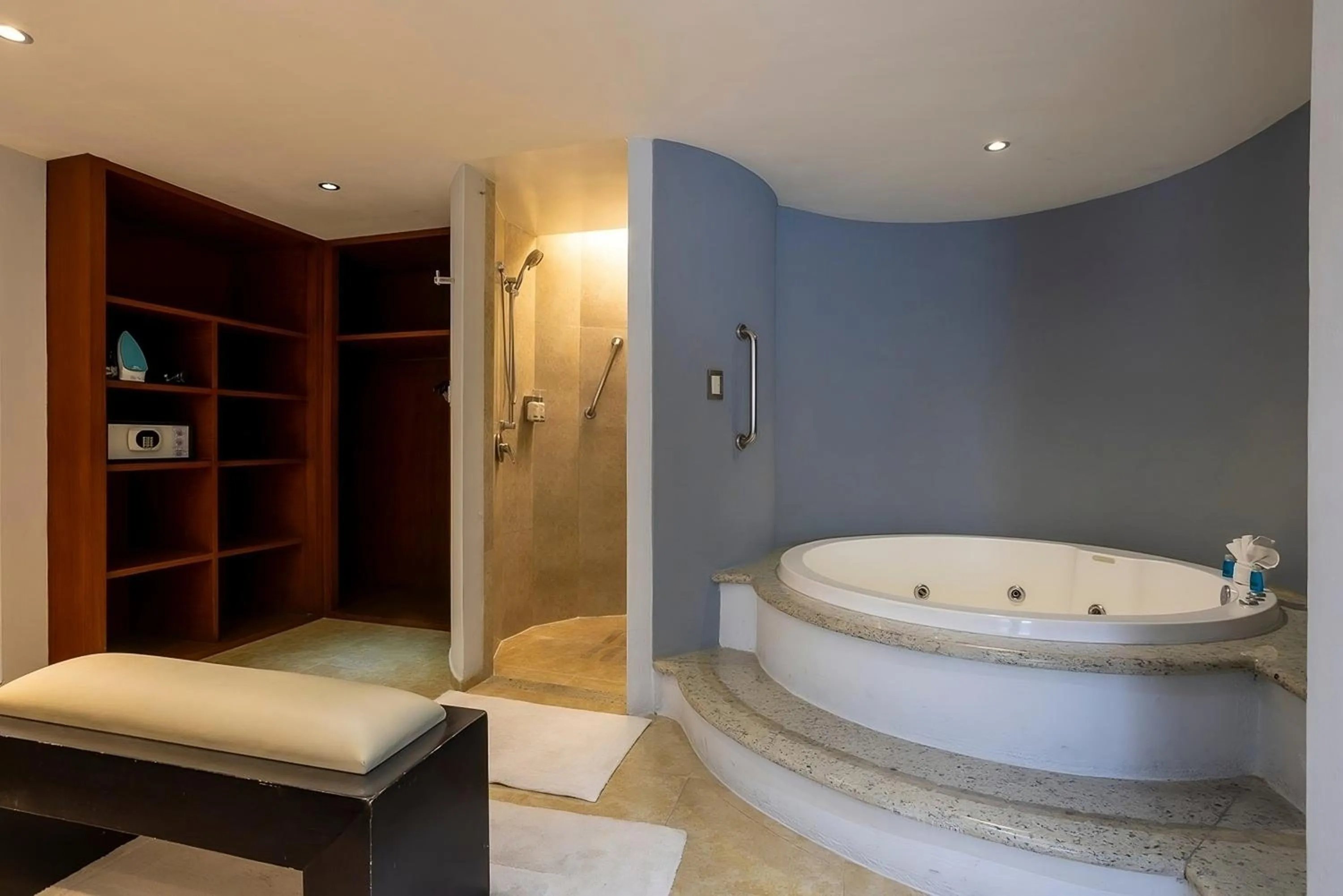 Bath in Holiday Inn Puebla Finsa by IHG