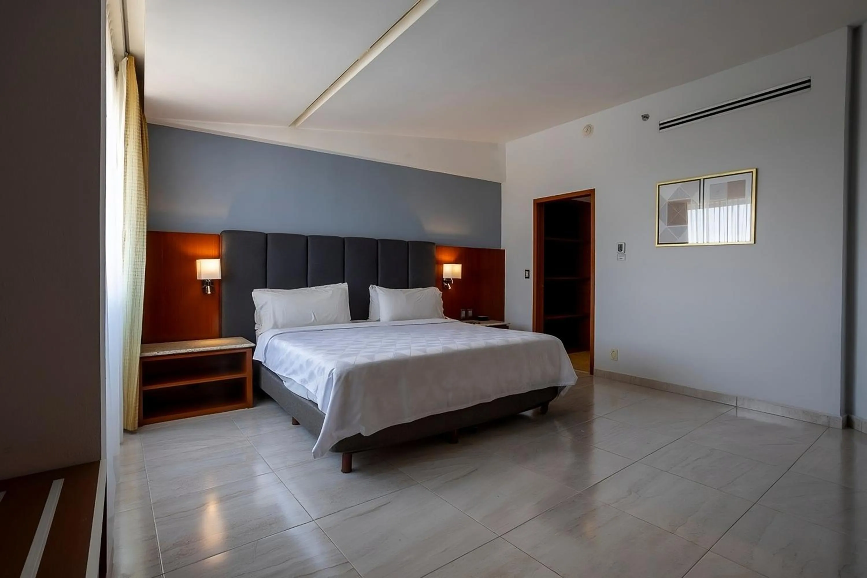 air conditioner, Bed in Holiday Inn Puebla Finsa by IHG