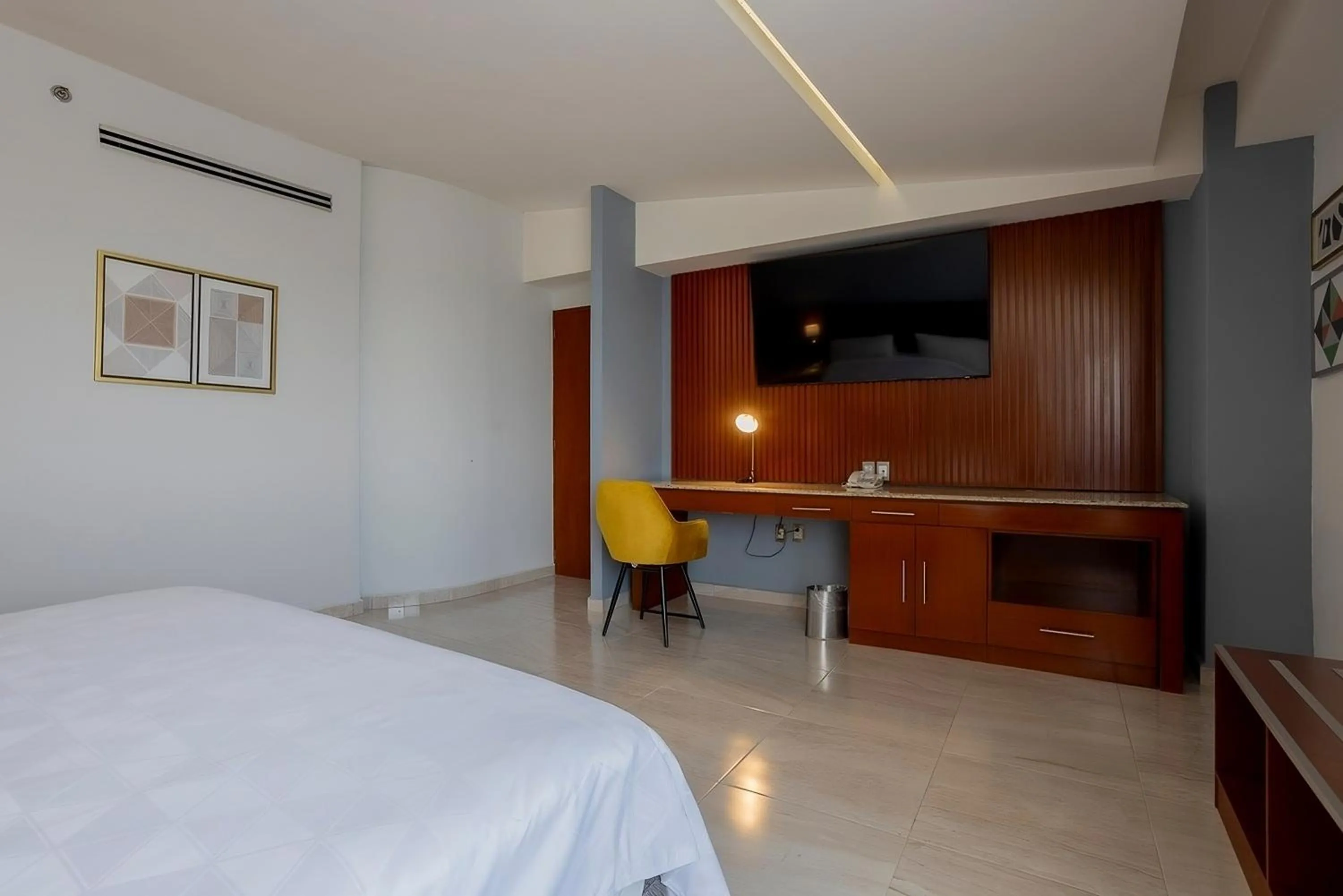 Bedroom, Bed in Holiday Inn Puebla Finsa by IHG